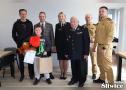 chłopiec pozuje z dyplomem za 1 miejsce
