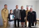 dziewczyna pozuje z dyplomem za udział