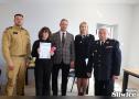 dziewczyna pozuje z dyplomem za udział