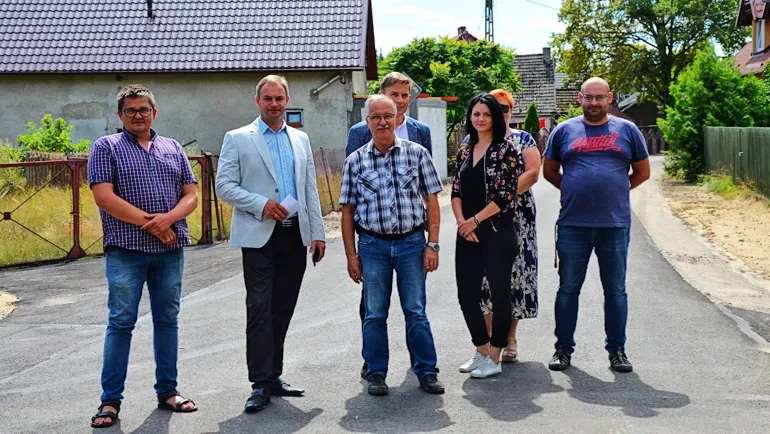 7 osób ustawionych do zdjęcia