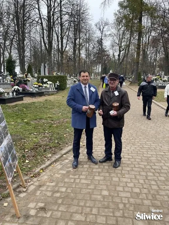 Dwóch mężczyzn podczas kwesty