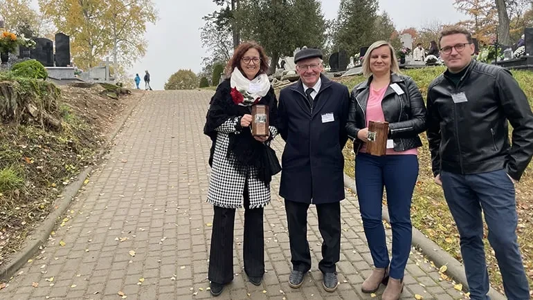 czwórka ludzi podczas kwesty
