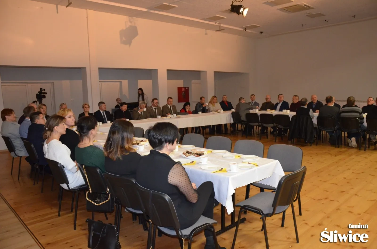 Wójt, proboszcz, minister, sołtysi i inni zgromadzeni w gok