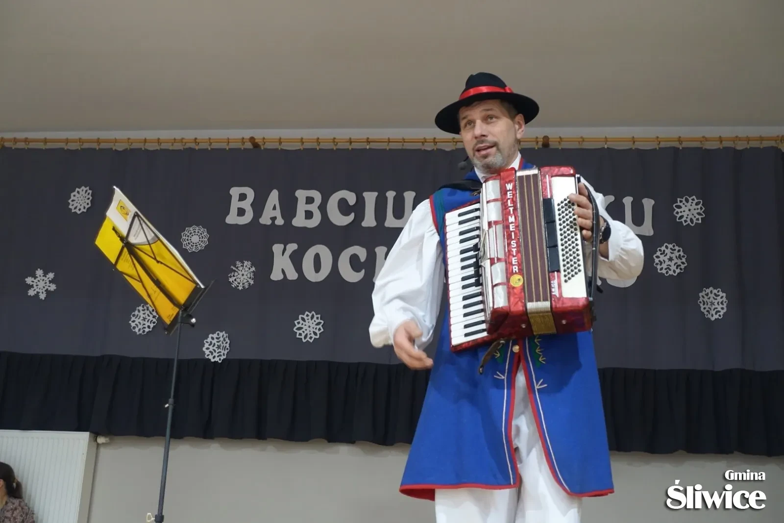 pan w stroju borowiackim z akordeonem