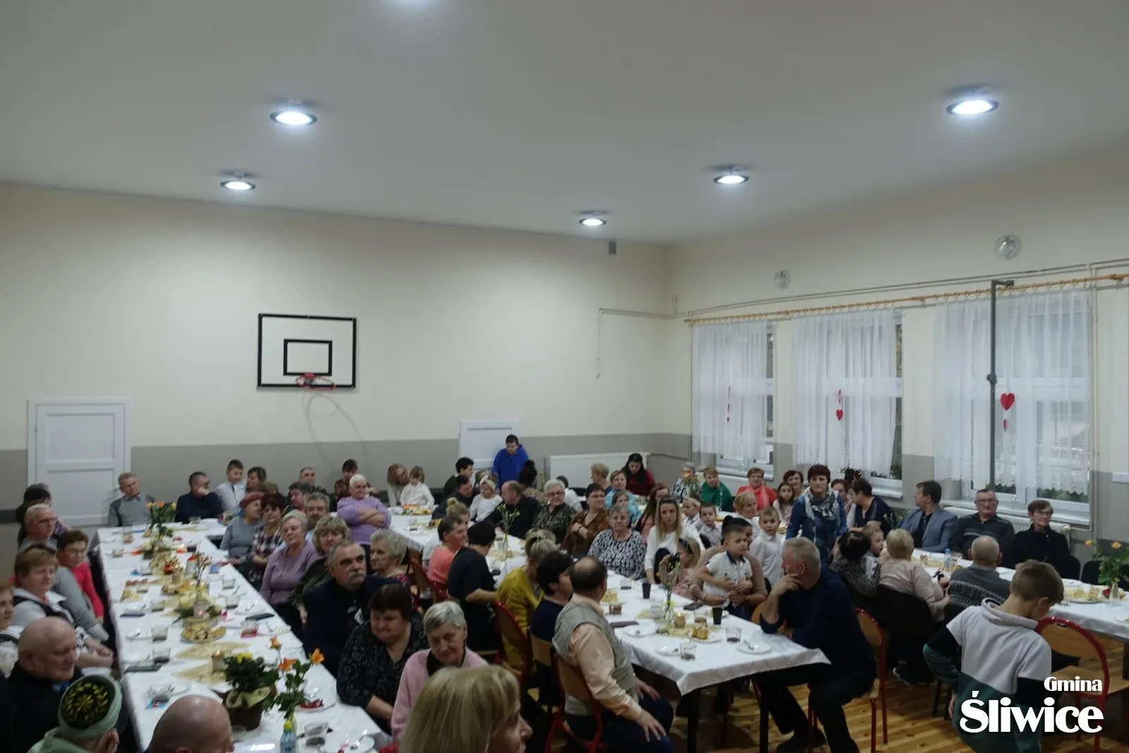 goście zgromadzeni podczas dnia babci i dziadka