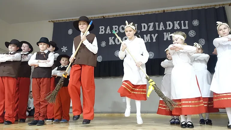 dzieci w strojach borowiackich na scenie
