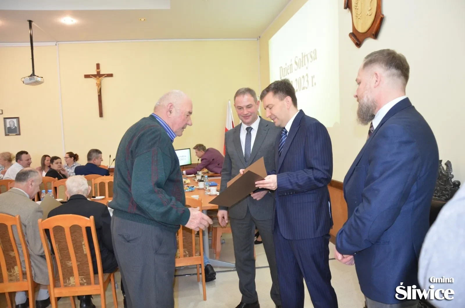 wręczenie życzeń dla sołtysów