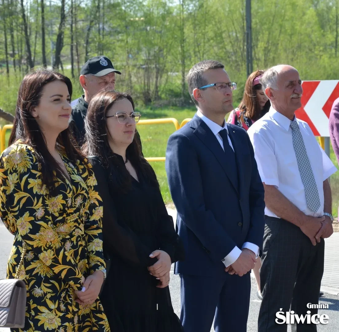 zebrani podczas otwarcia drogi