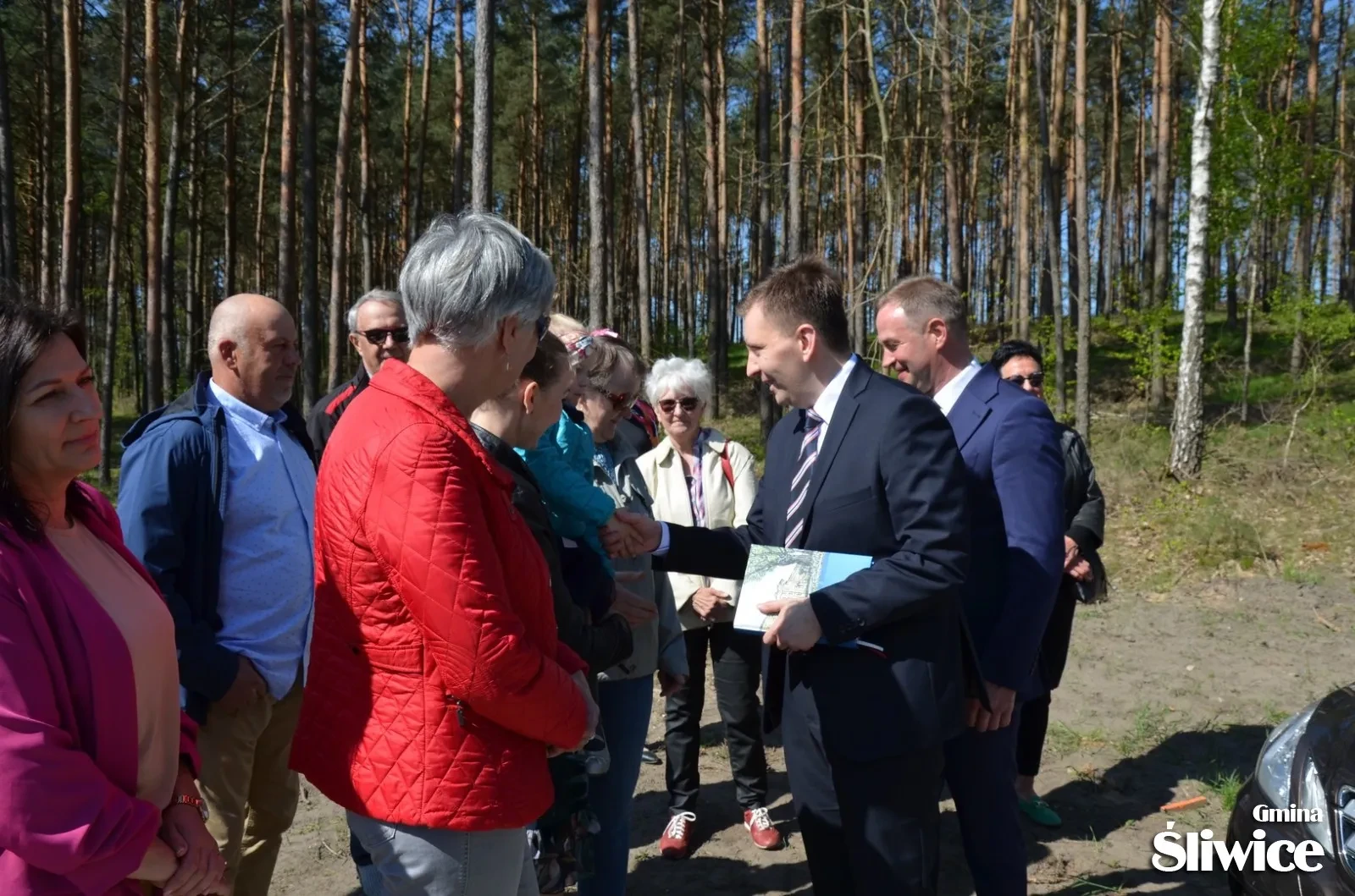 minister wita się z zebranymi podczas otwarcia drogi