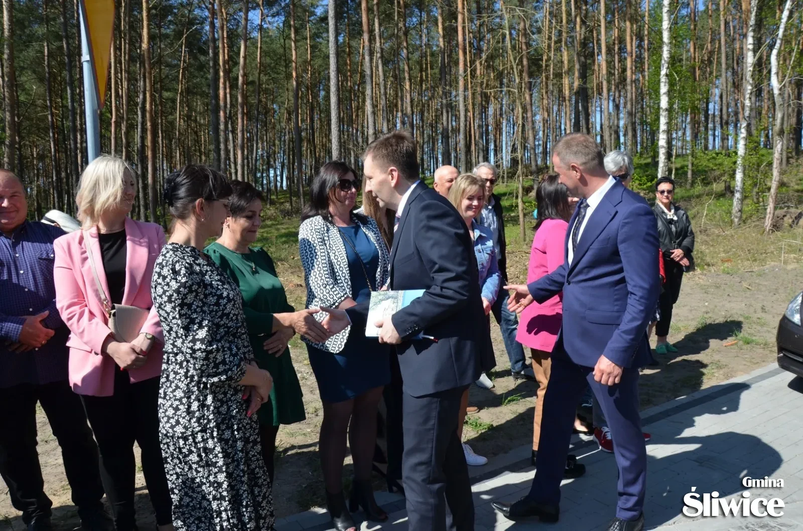 minister i wójt witają się z zebranymi podczas otwarcia drogi