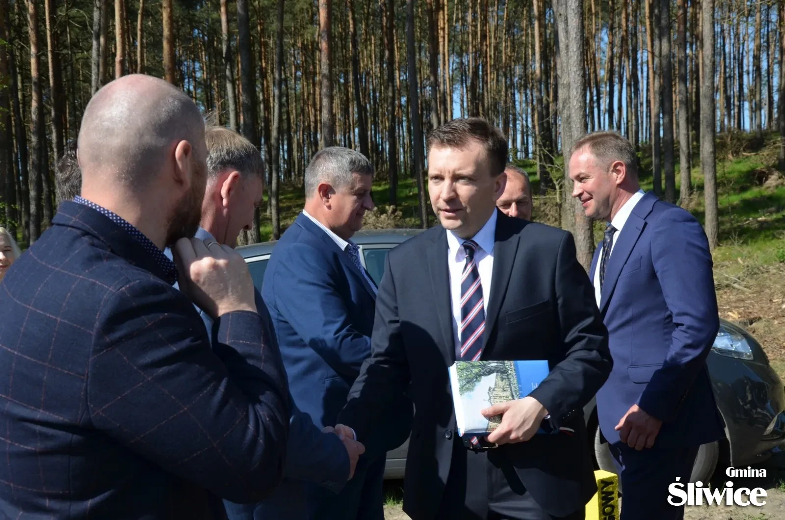minister i wójt witają się z zebranymi podczas otwarcia drogi