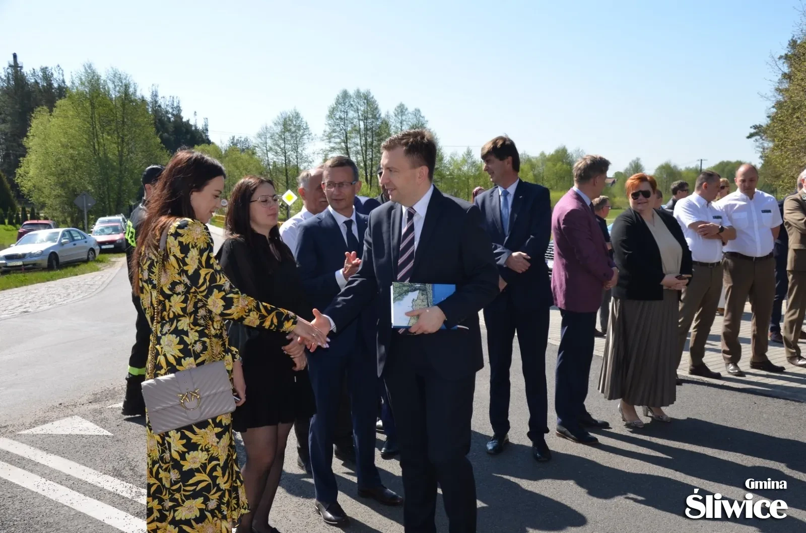 minister wita się z zebranymi podczas otwarcia drogi