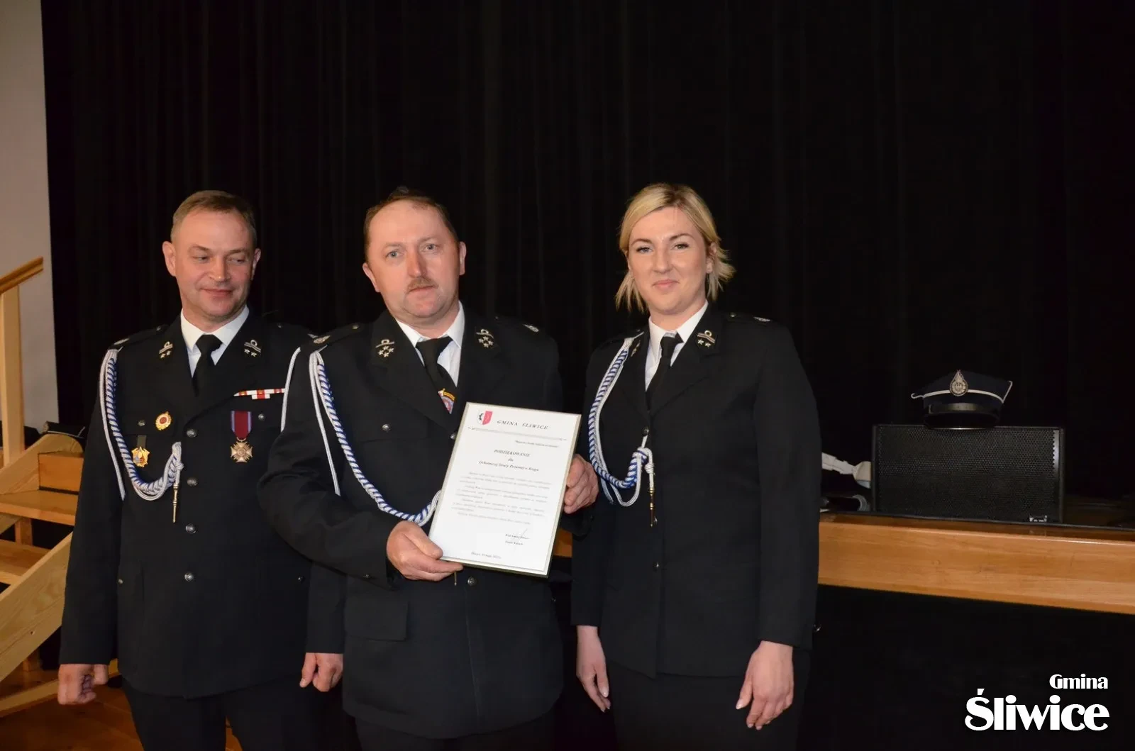 wręczanie podziękowań przez wójta i wicewójta