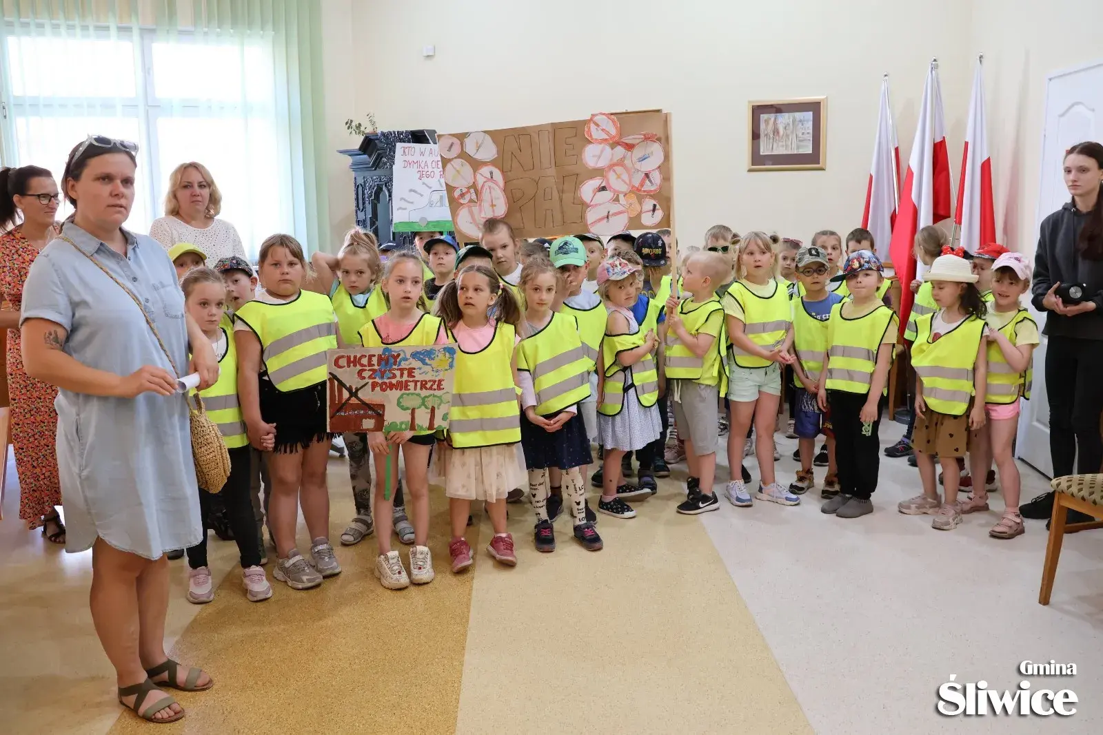 grupowe zdjecie z przedszkolakami