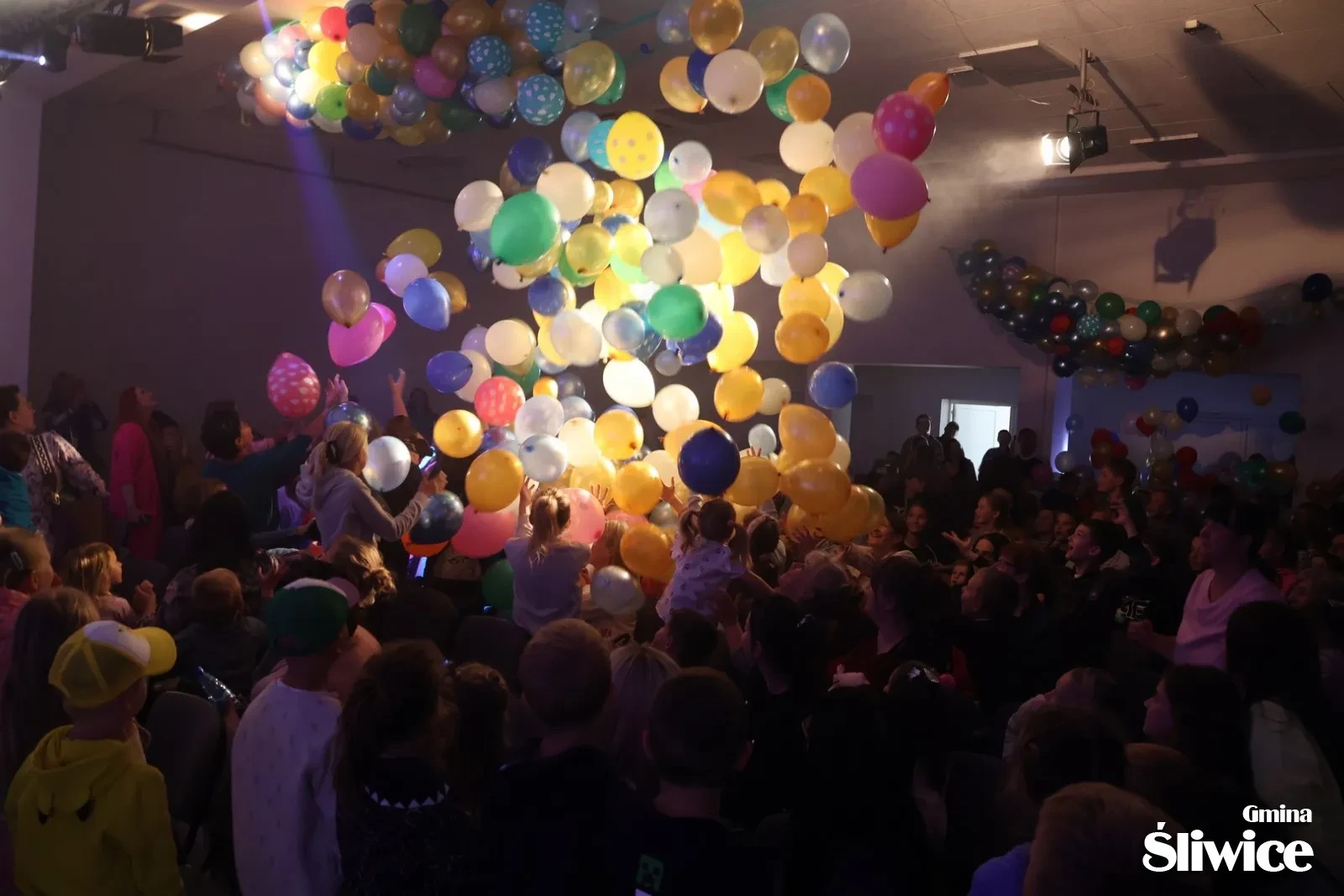spadające balony
