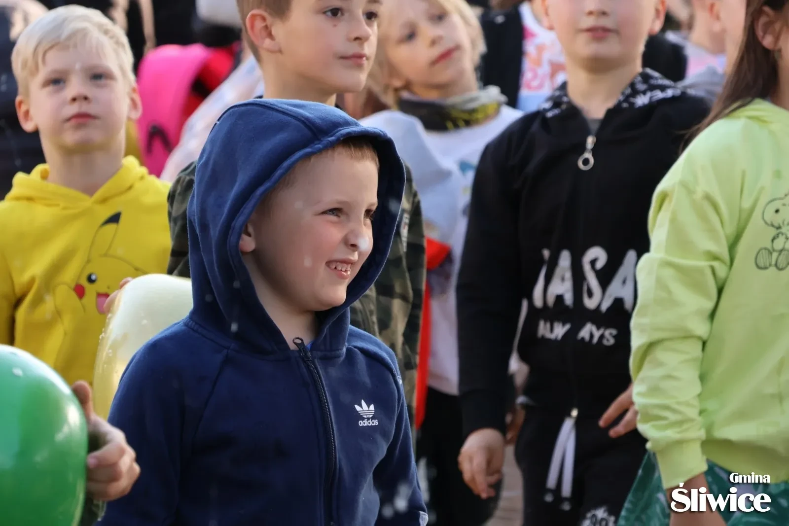 chłopiec uśmiecha się