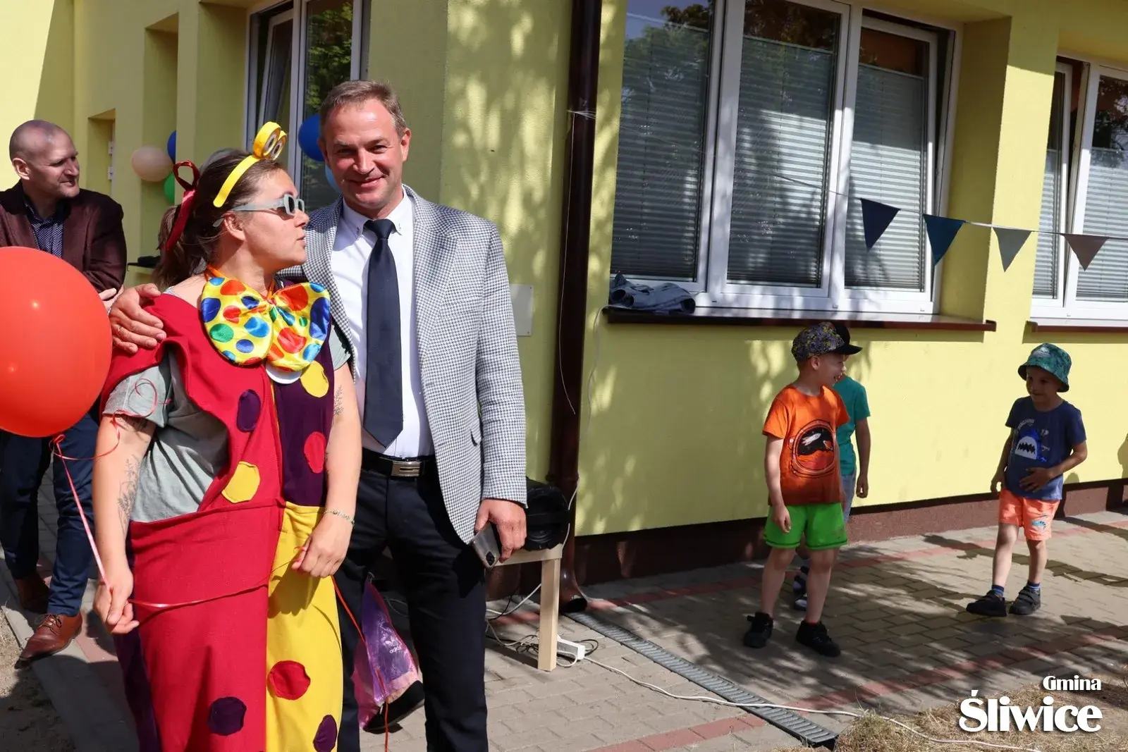 wójt pozuje do zdjęcia