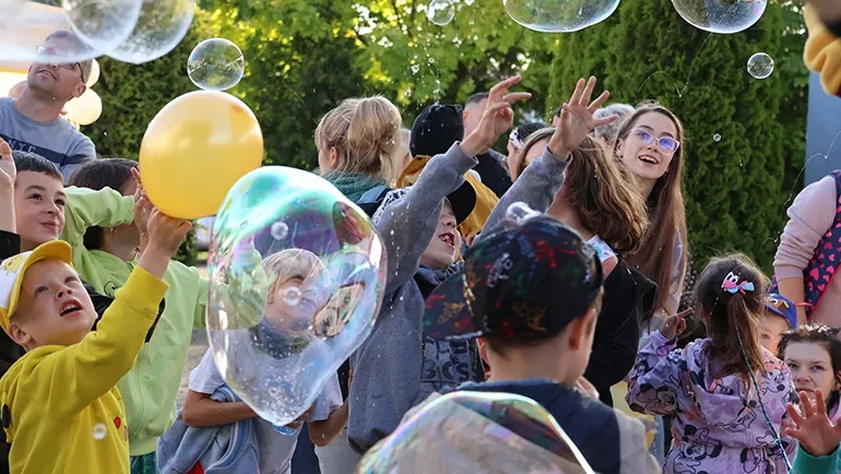 dzieci z balonami i bańkami mydlanymi