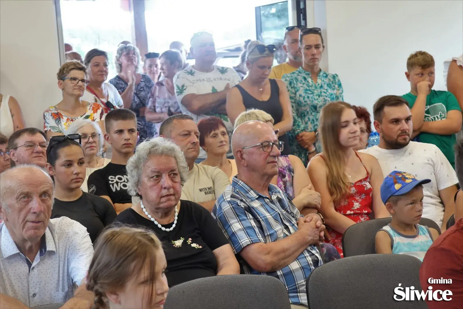 zebrani wewnątrz świetlicy