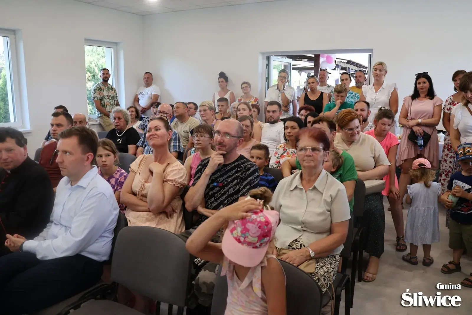 zebrani wewnątrz świetlicy