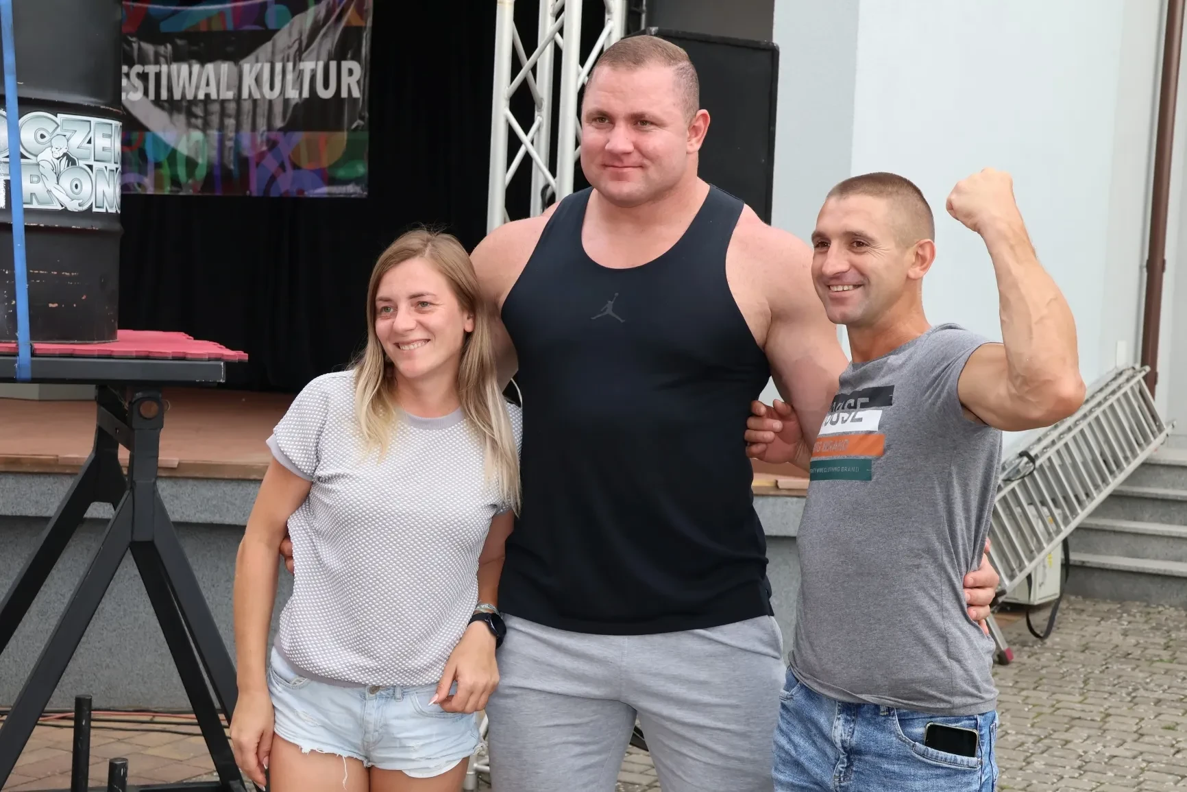 Zawodnik z fanami.