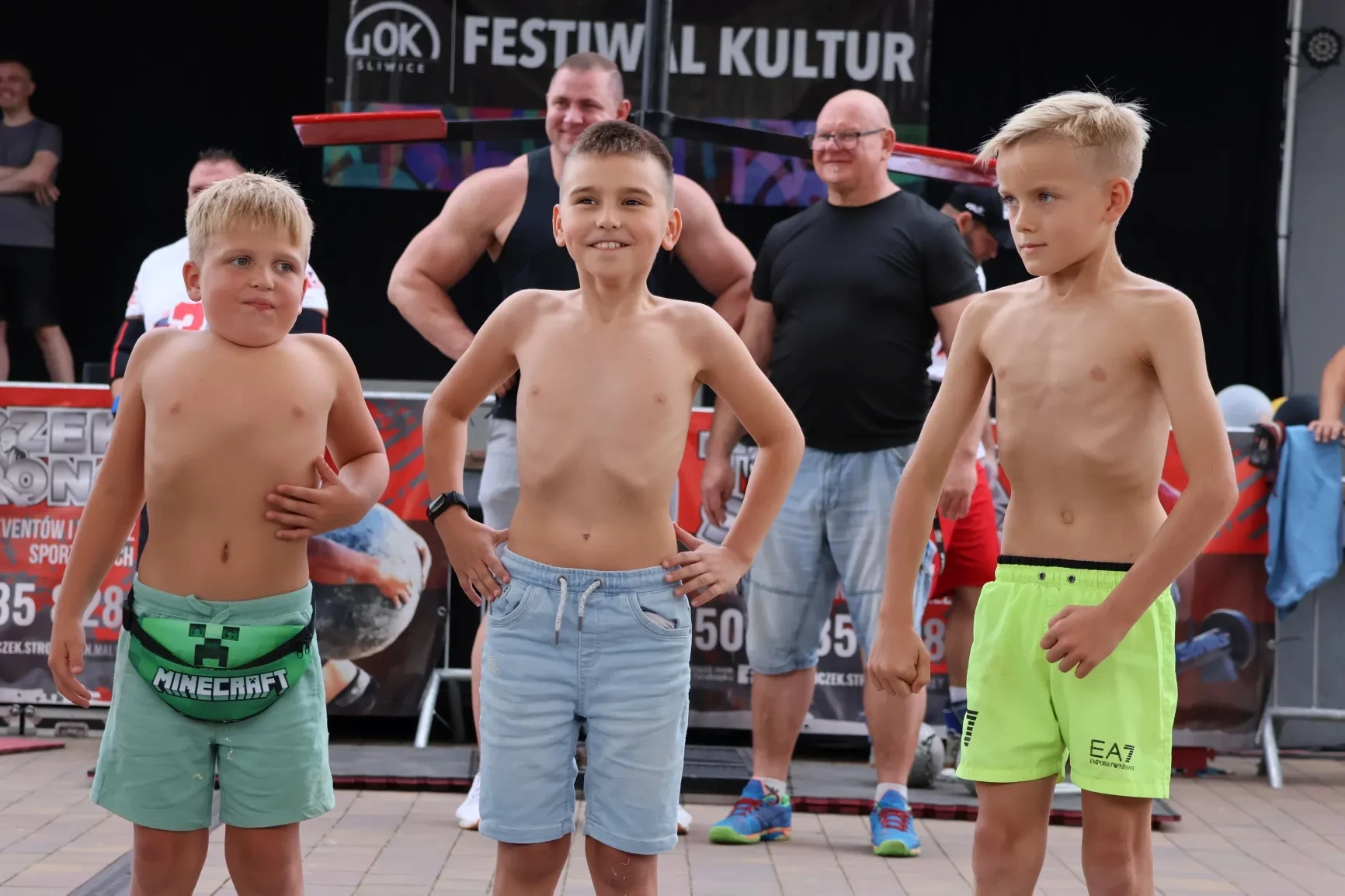 Dzieci startujące w zawodach.