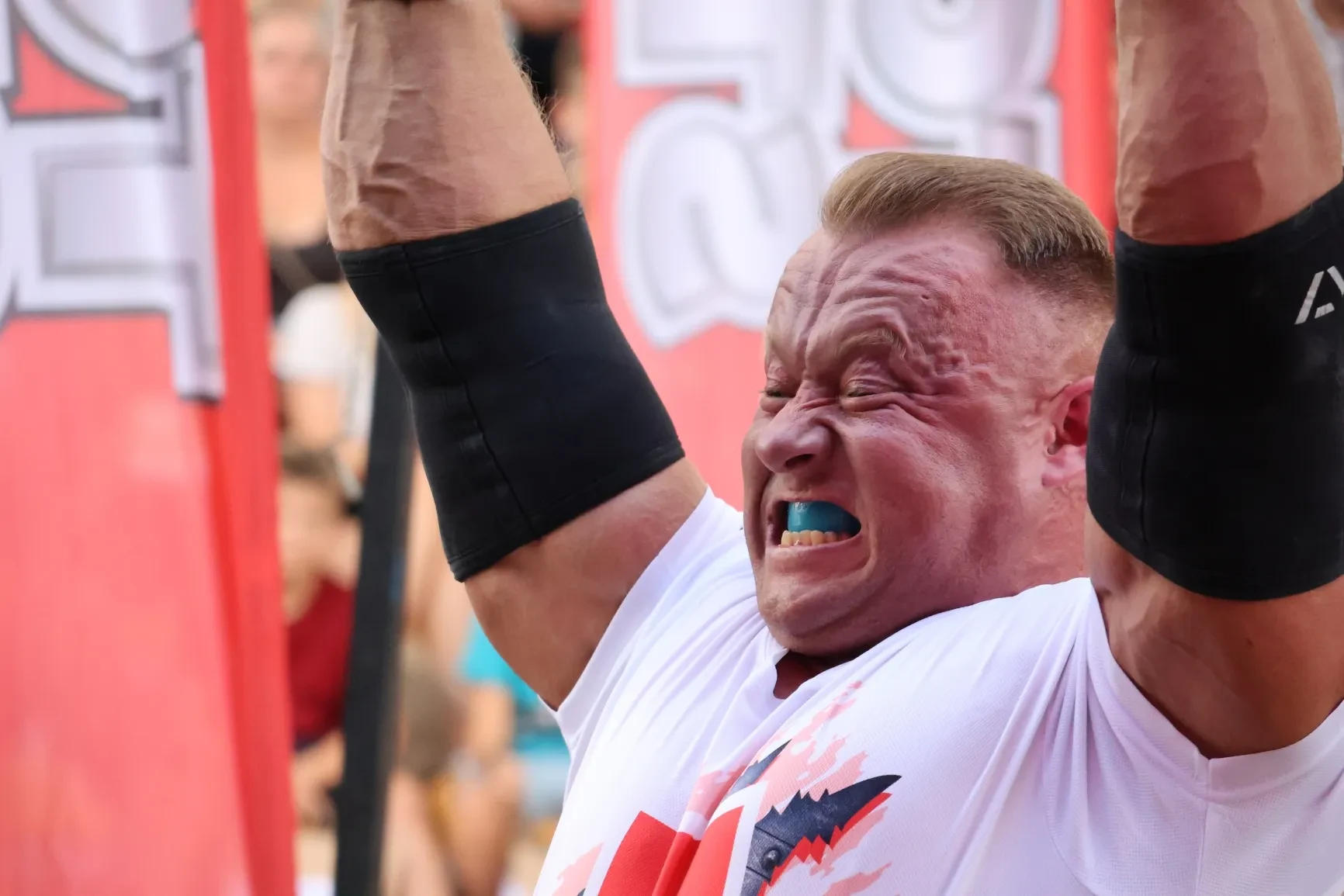 Zawodnik podnosi ciężar.
