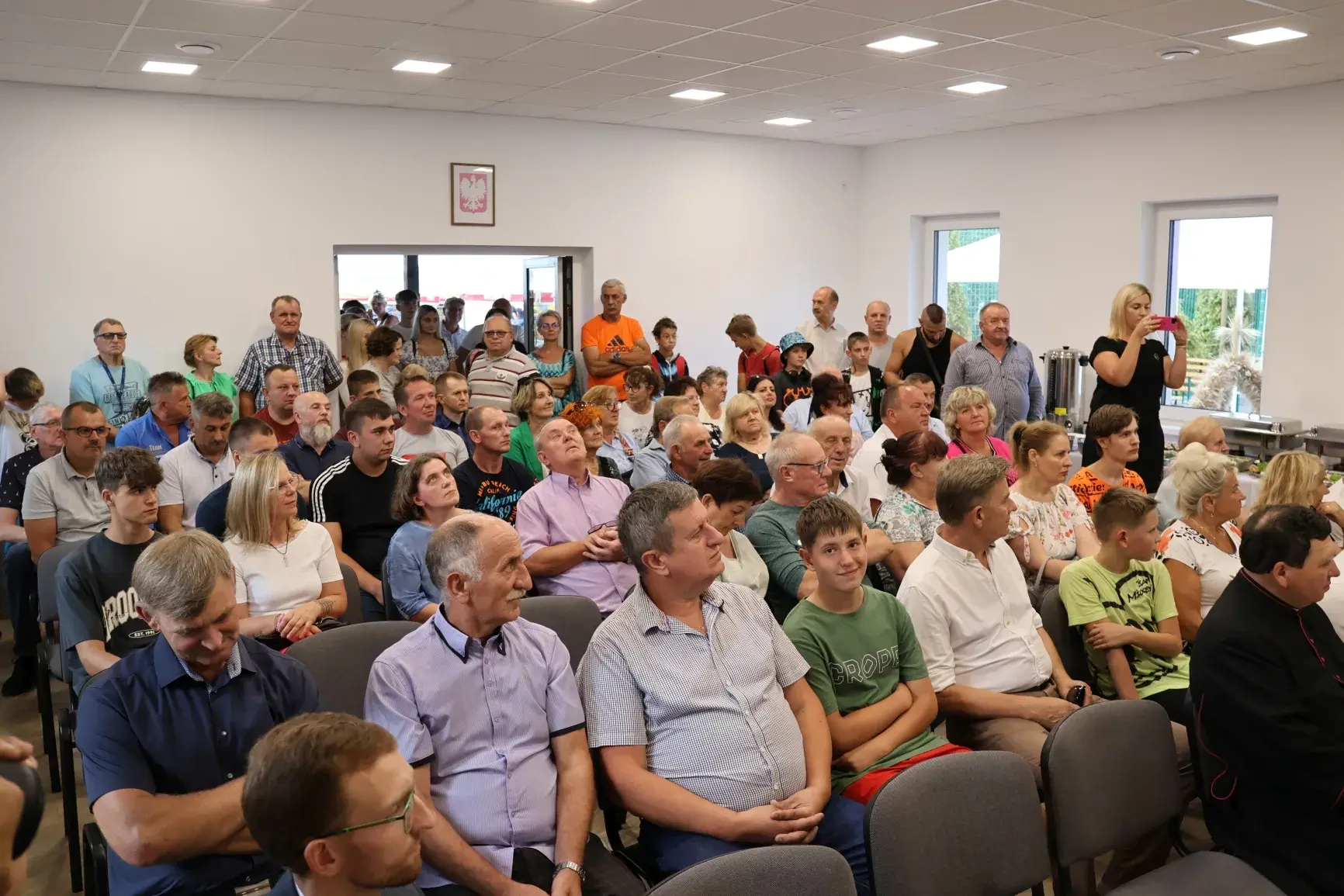 ludzie siedzący w pomieszczeniu