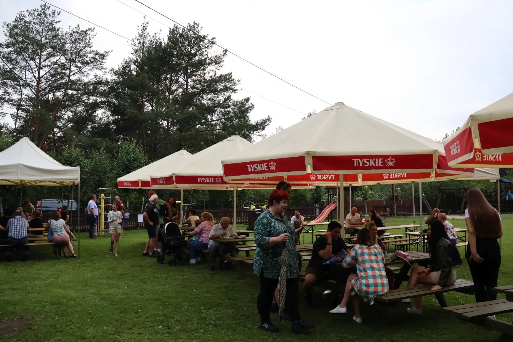 ludzie pod namiotami