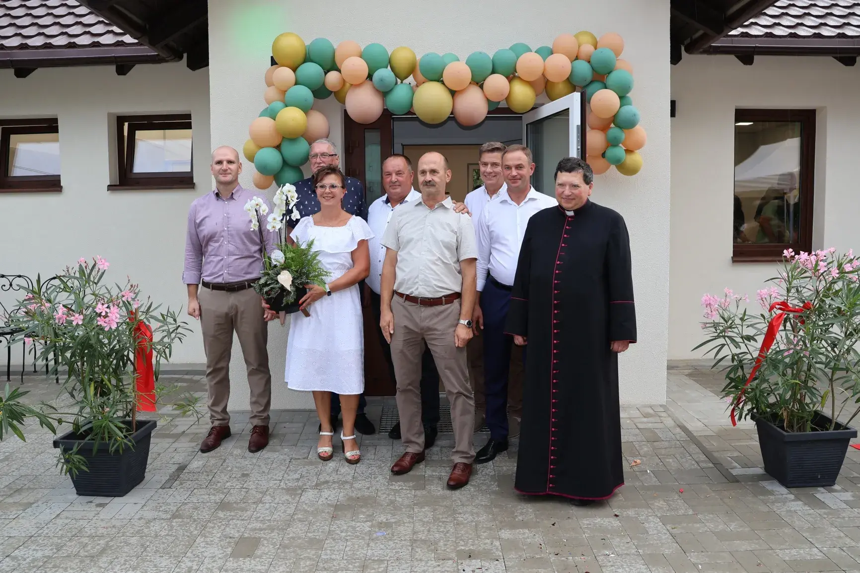 ludzie przed świetlicą