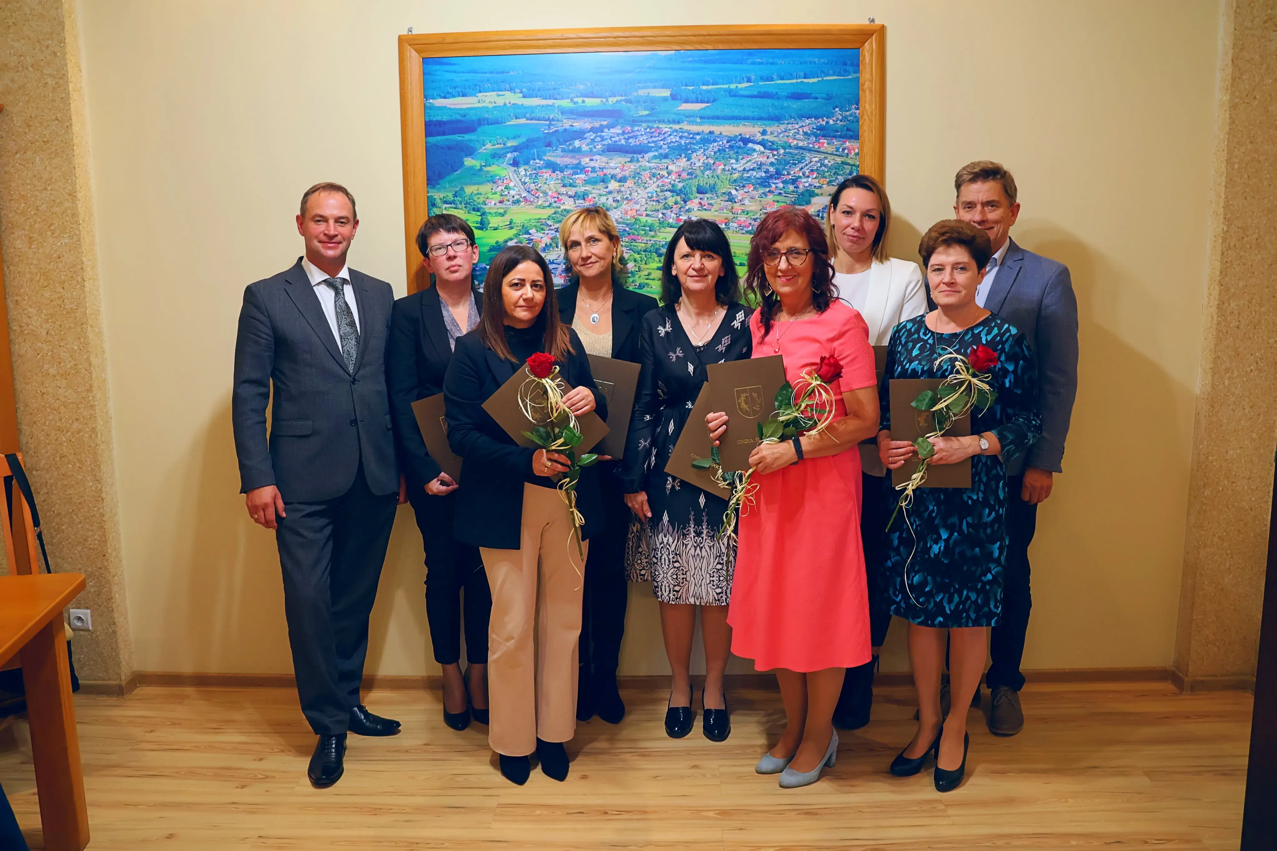 zdjęcie wójta, sekretarza oraz nauczycieli z nagrodami 