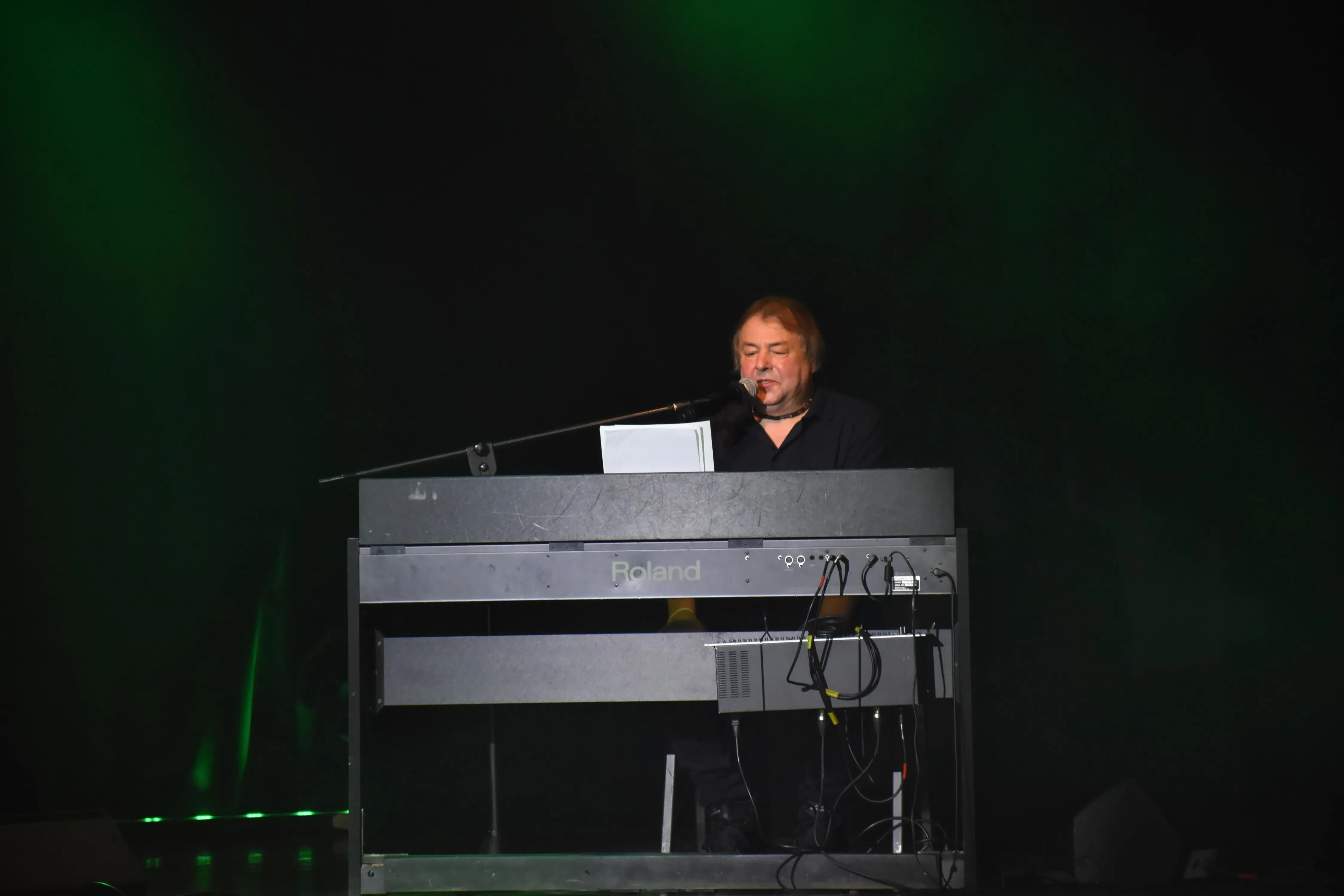 artysta przy pianinie