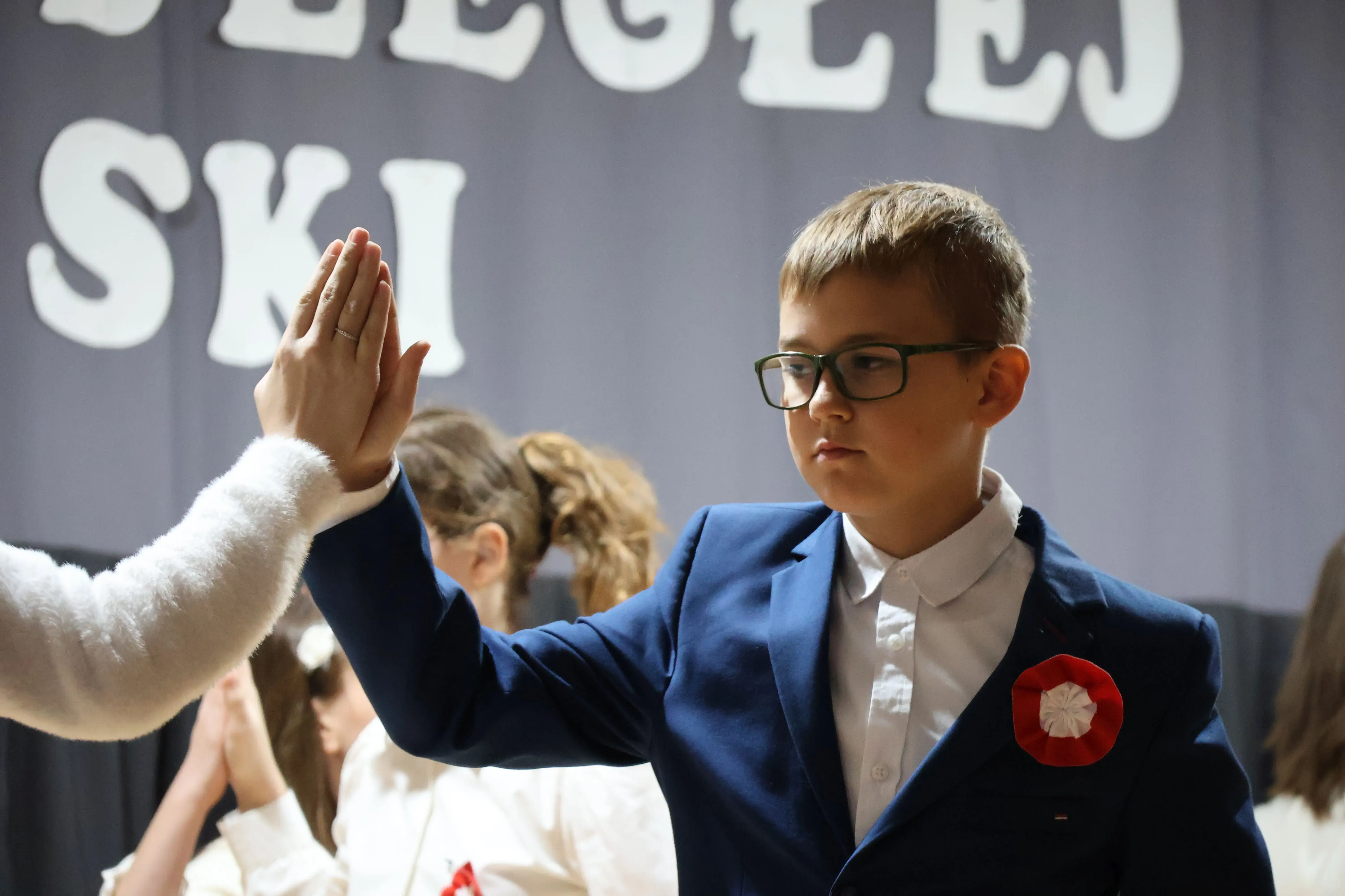 Chłopiec na scenie