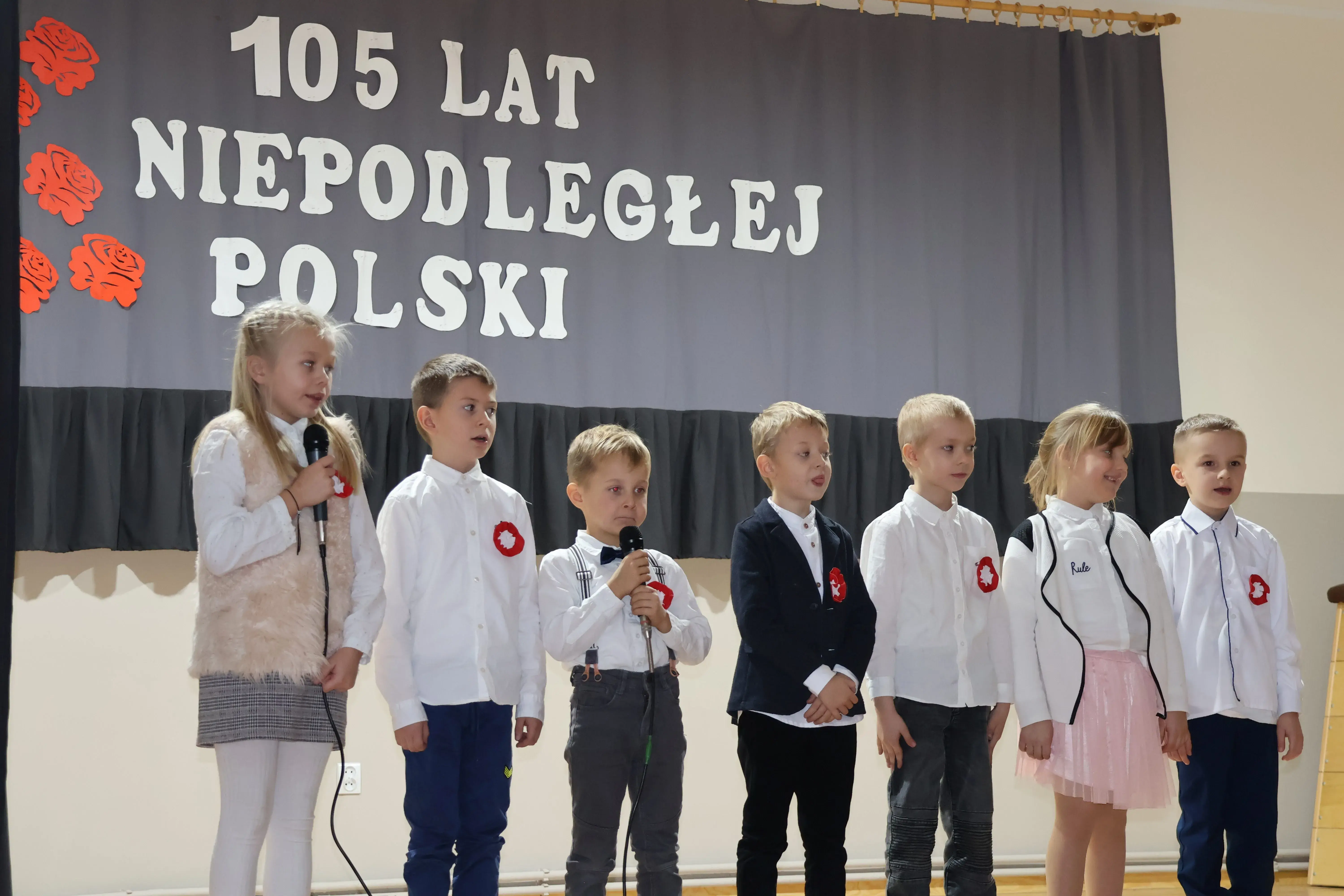Dzieci śpiewają na scenie