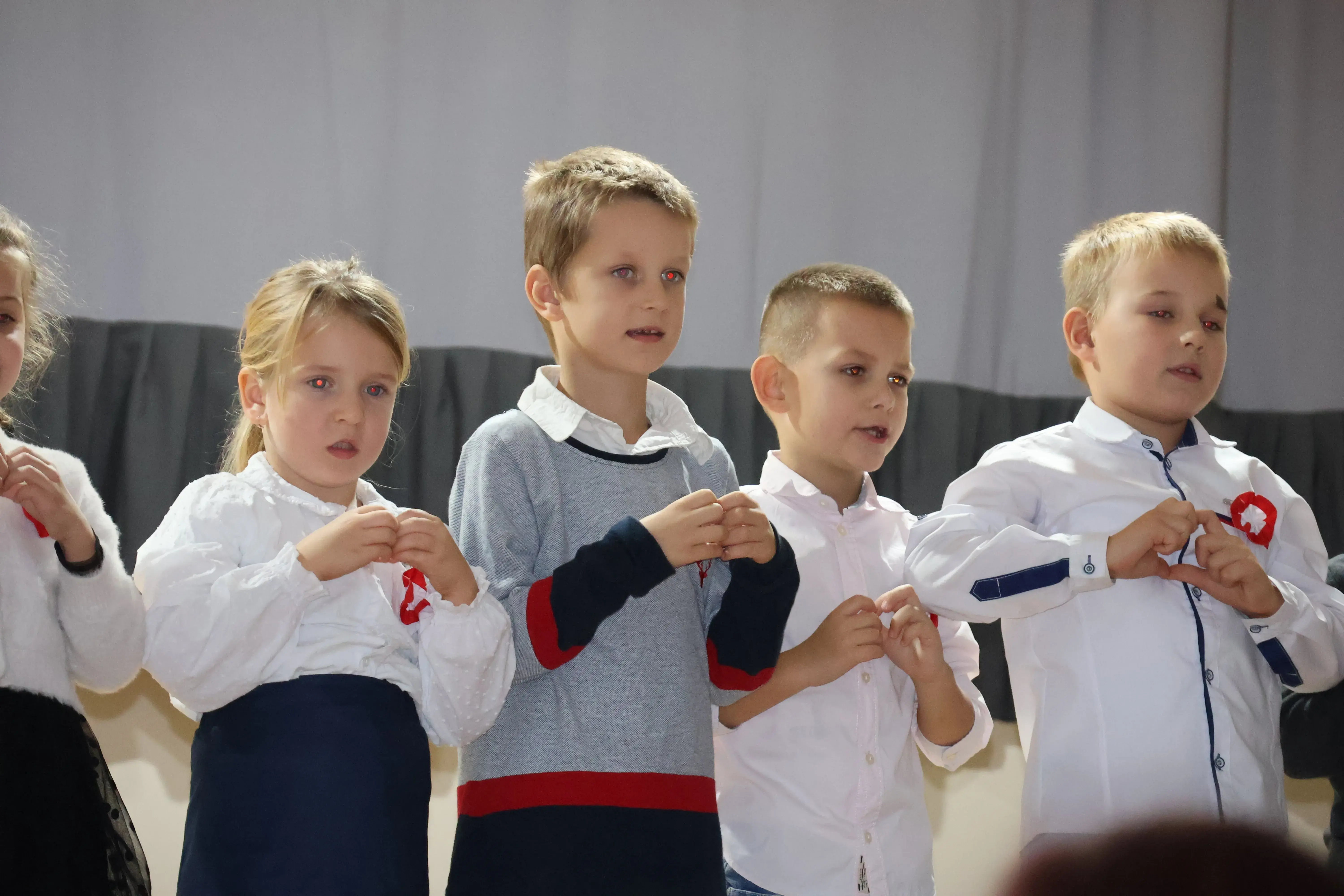Występ dzieci na scenie