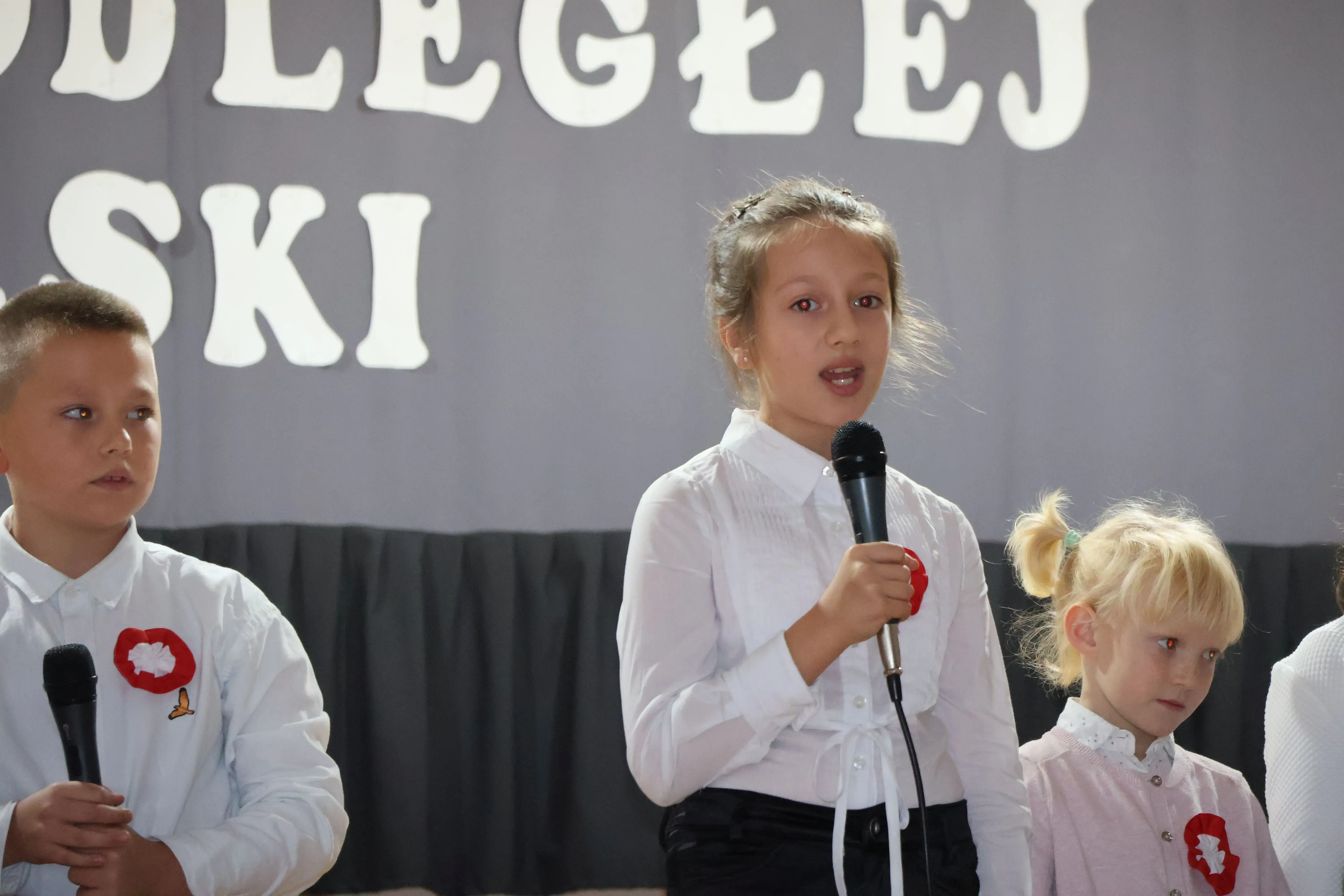 Dziewczynka recytuje