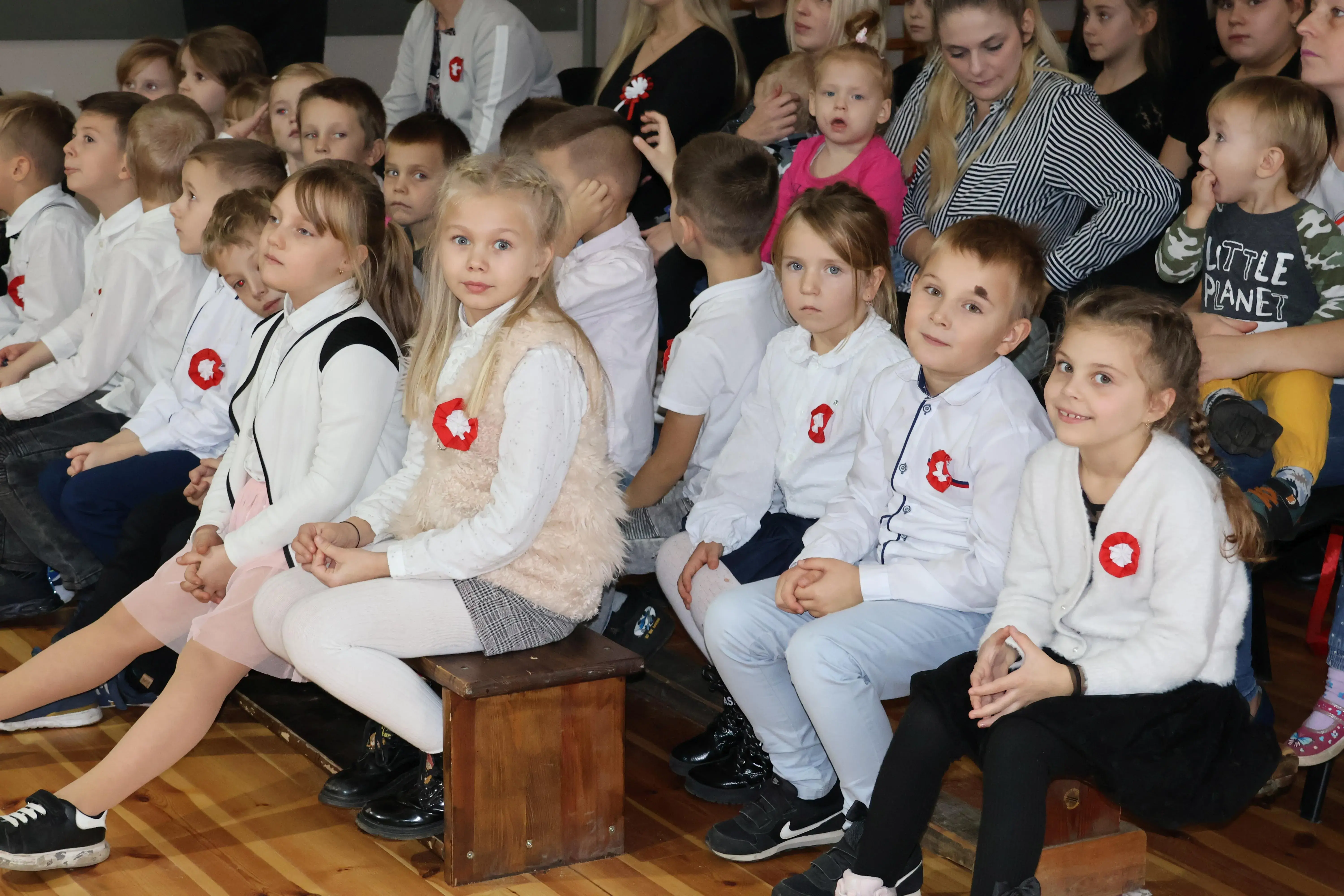 dzieci uśmiechają się