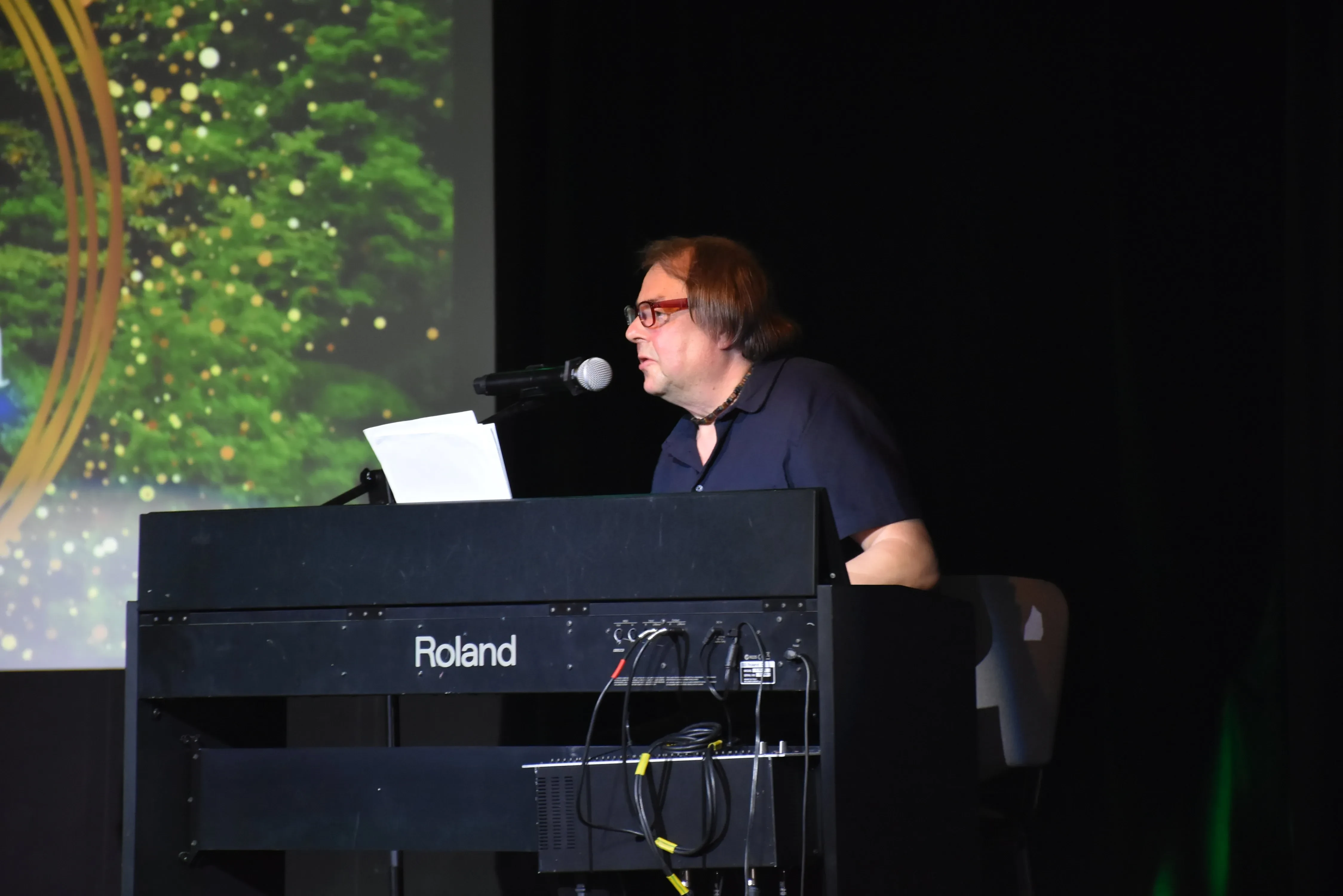 artysta przy pianinie