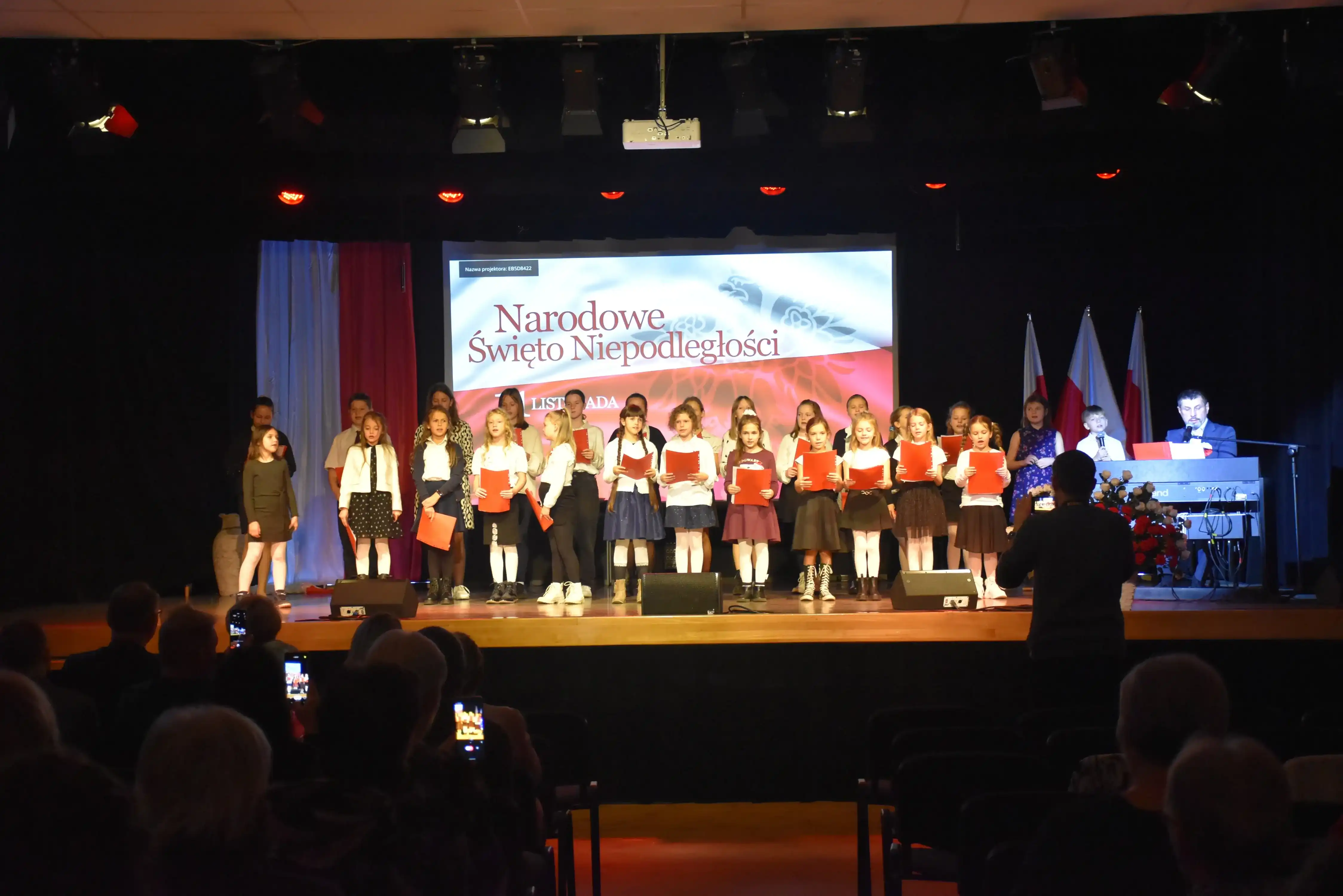grupa śpiewających dzieci na scenie