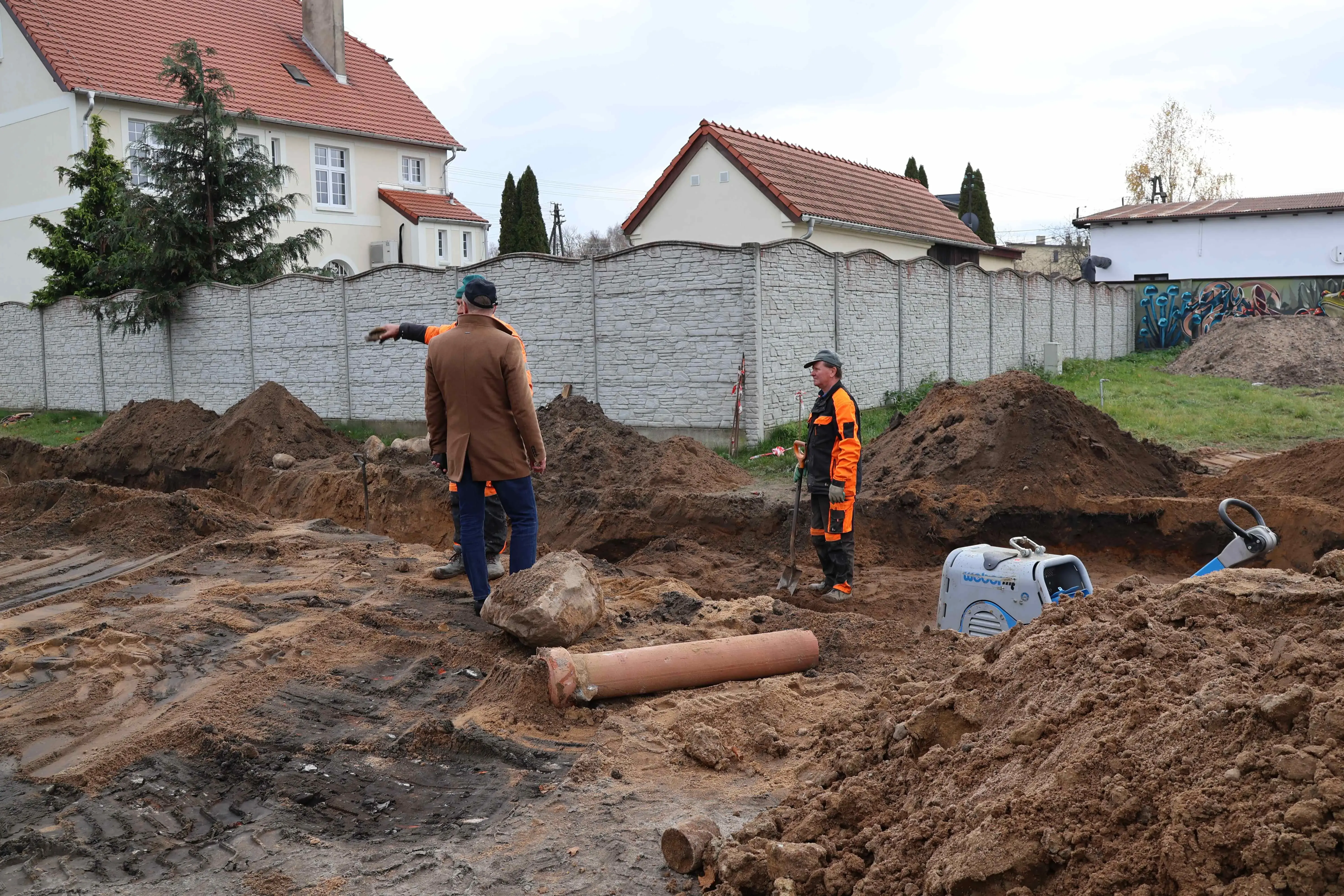 pracownik pokazuje coś wójtowi
