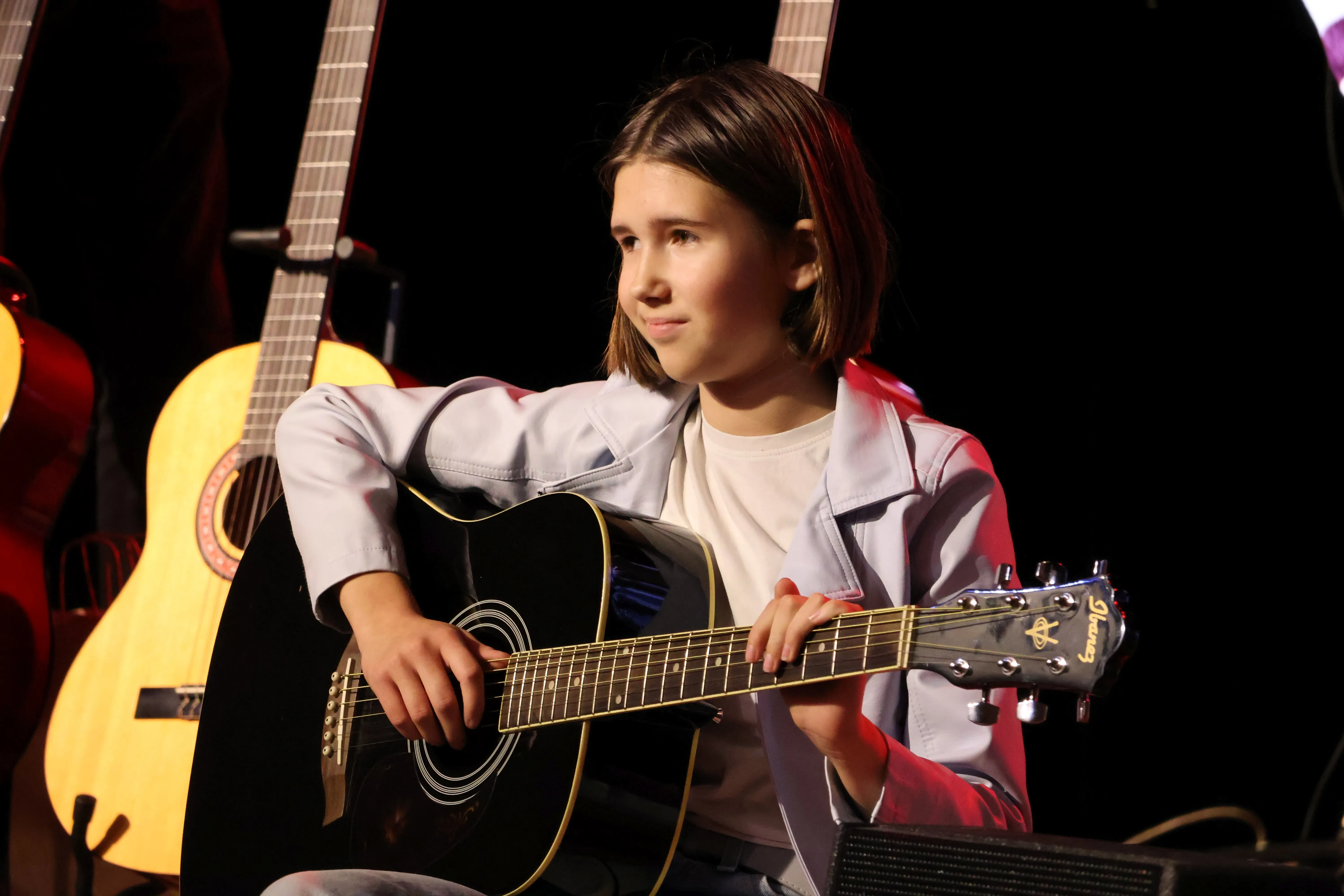 dziewczyna gra na gitarze