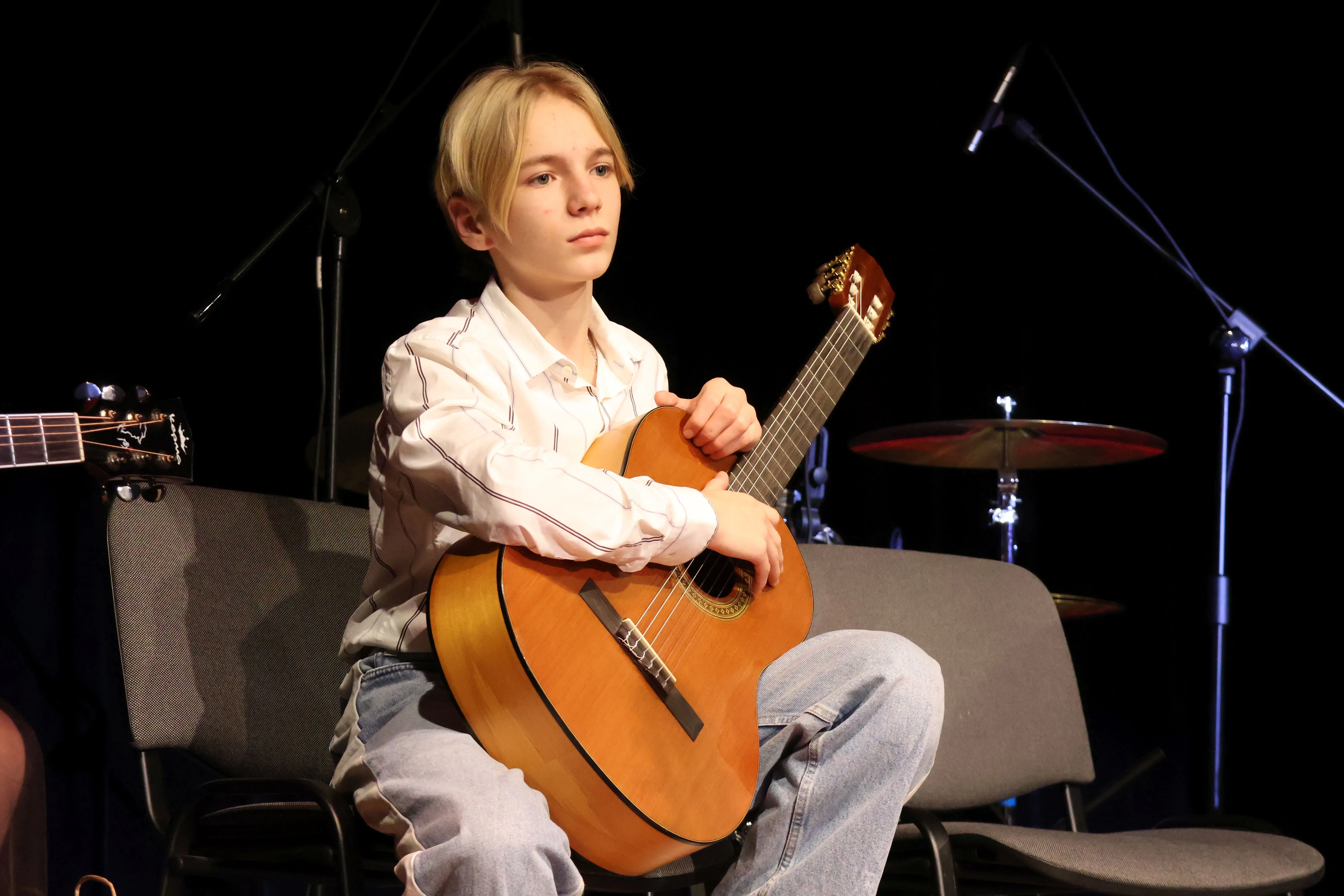 chłopak z gitarą
