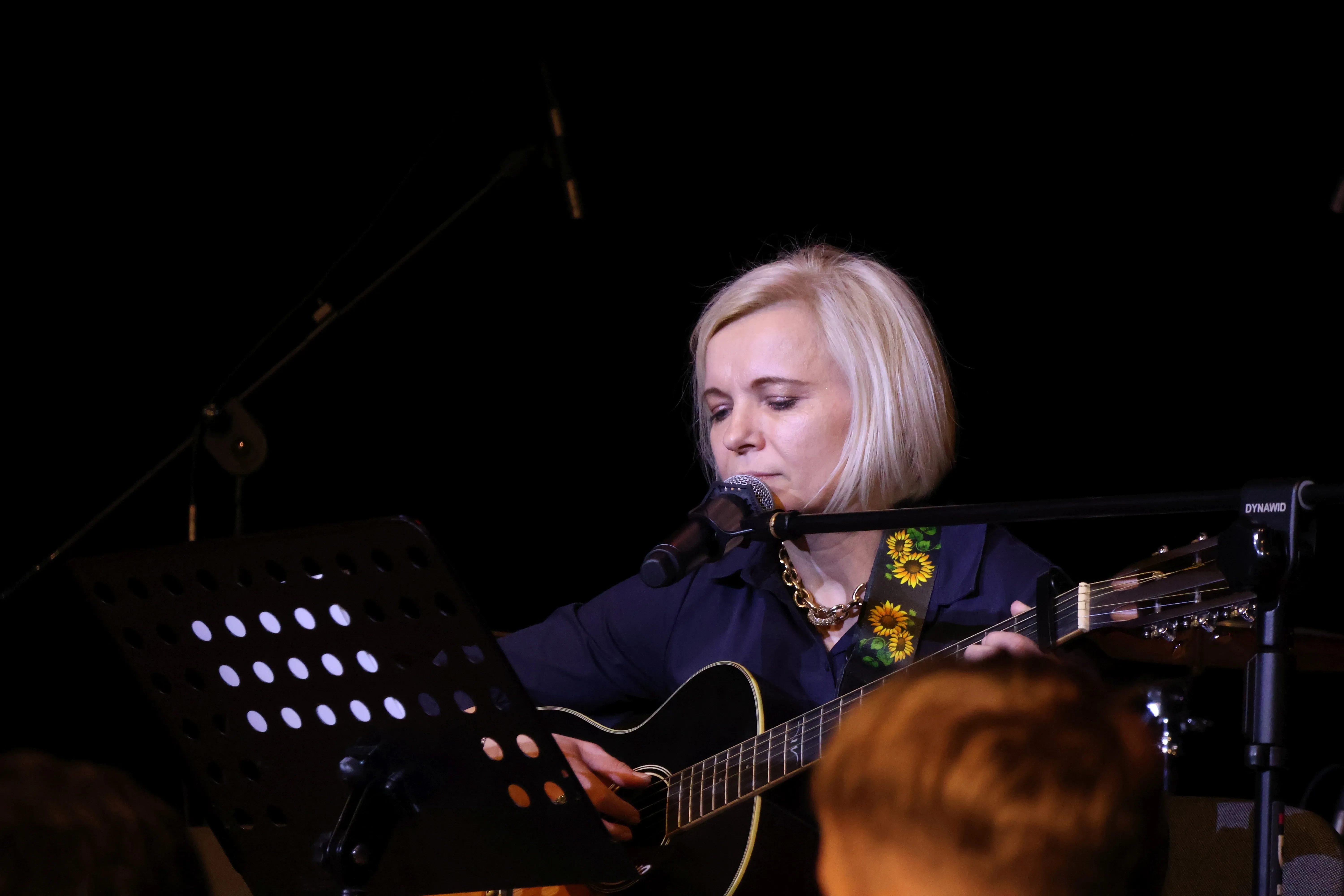 kobieta gra na gitarze