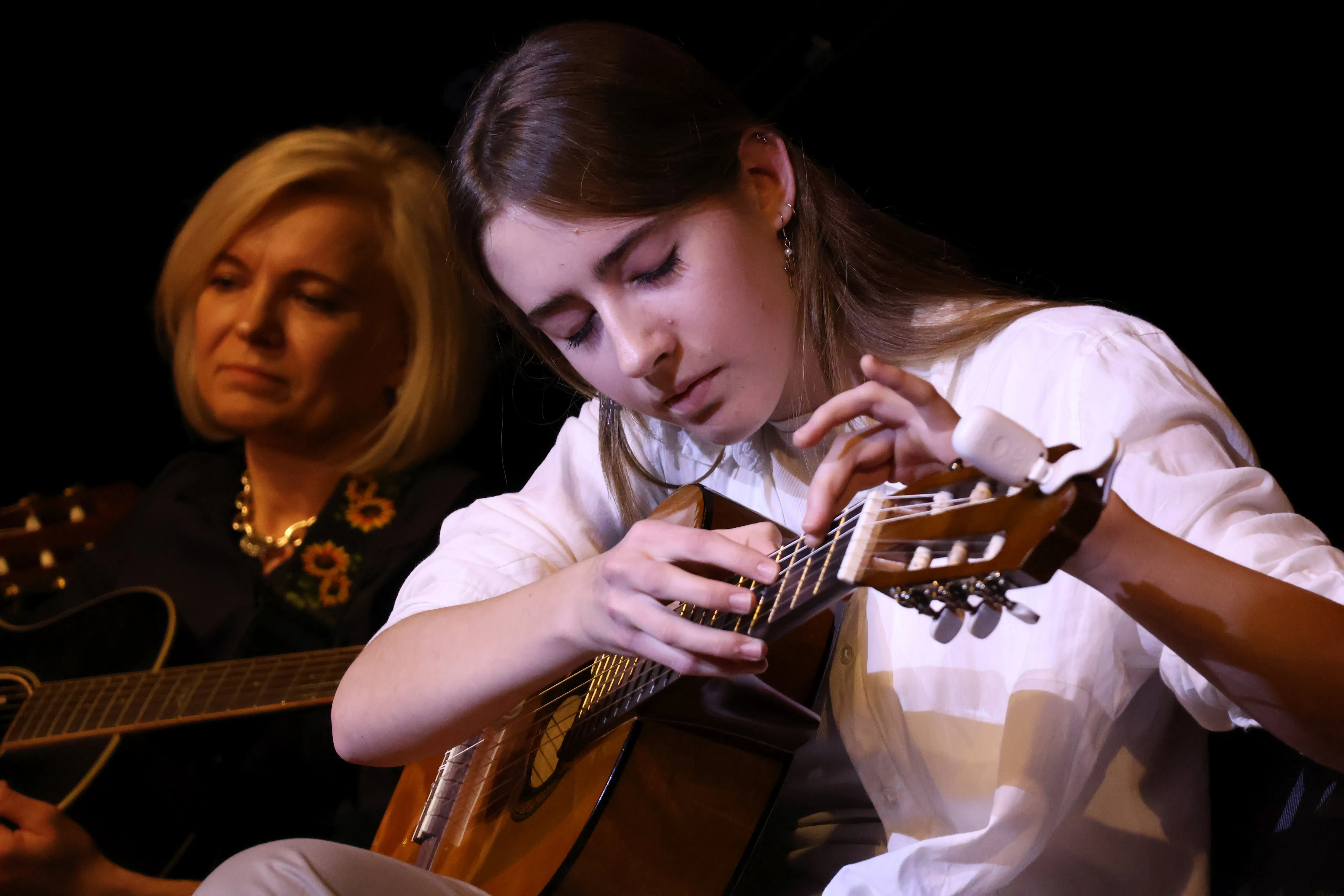 dziewczyna gra na gitarze
