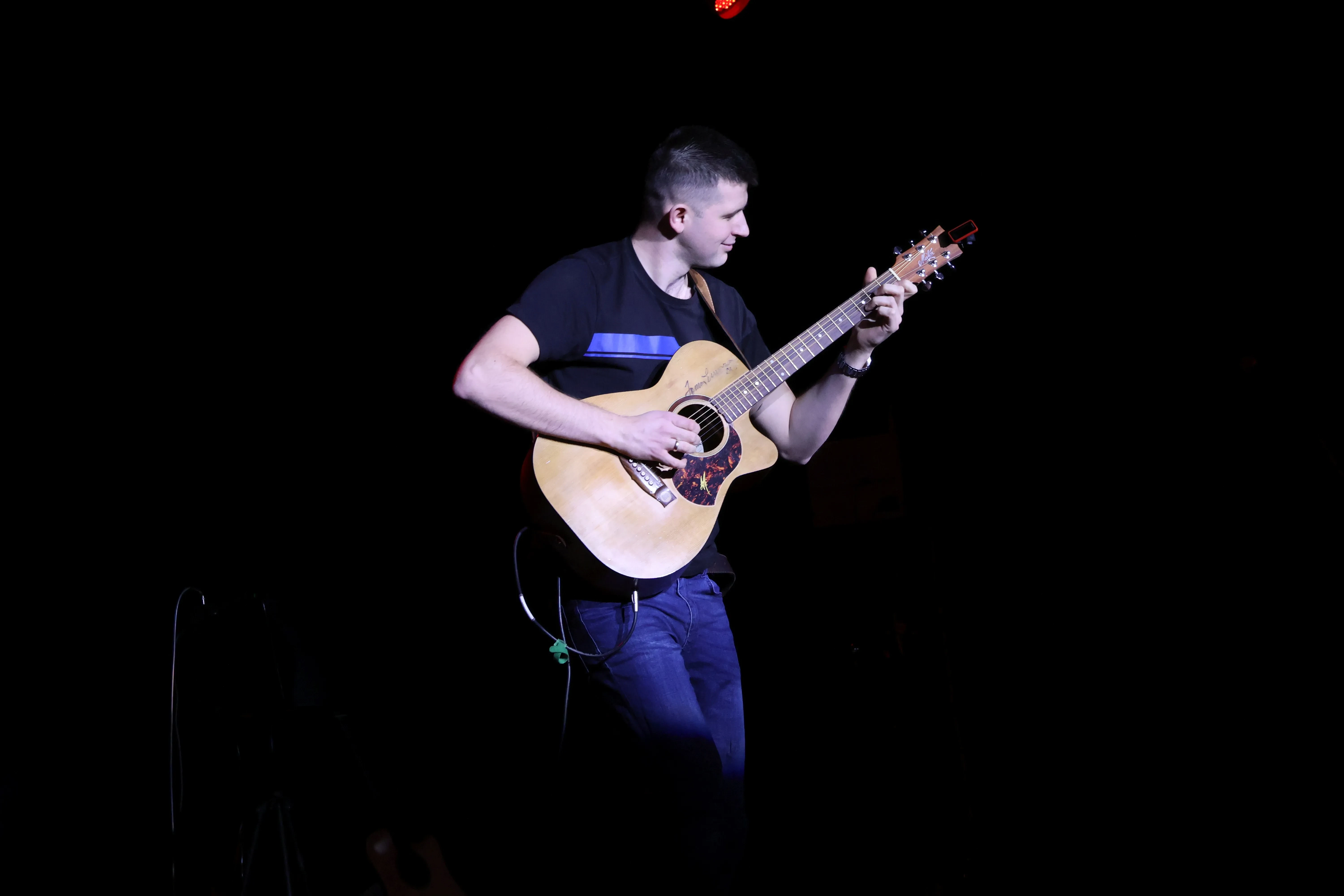 mężczyzna z gitarą