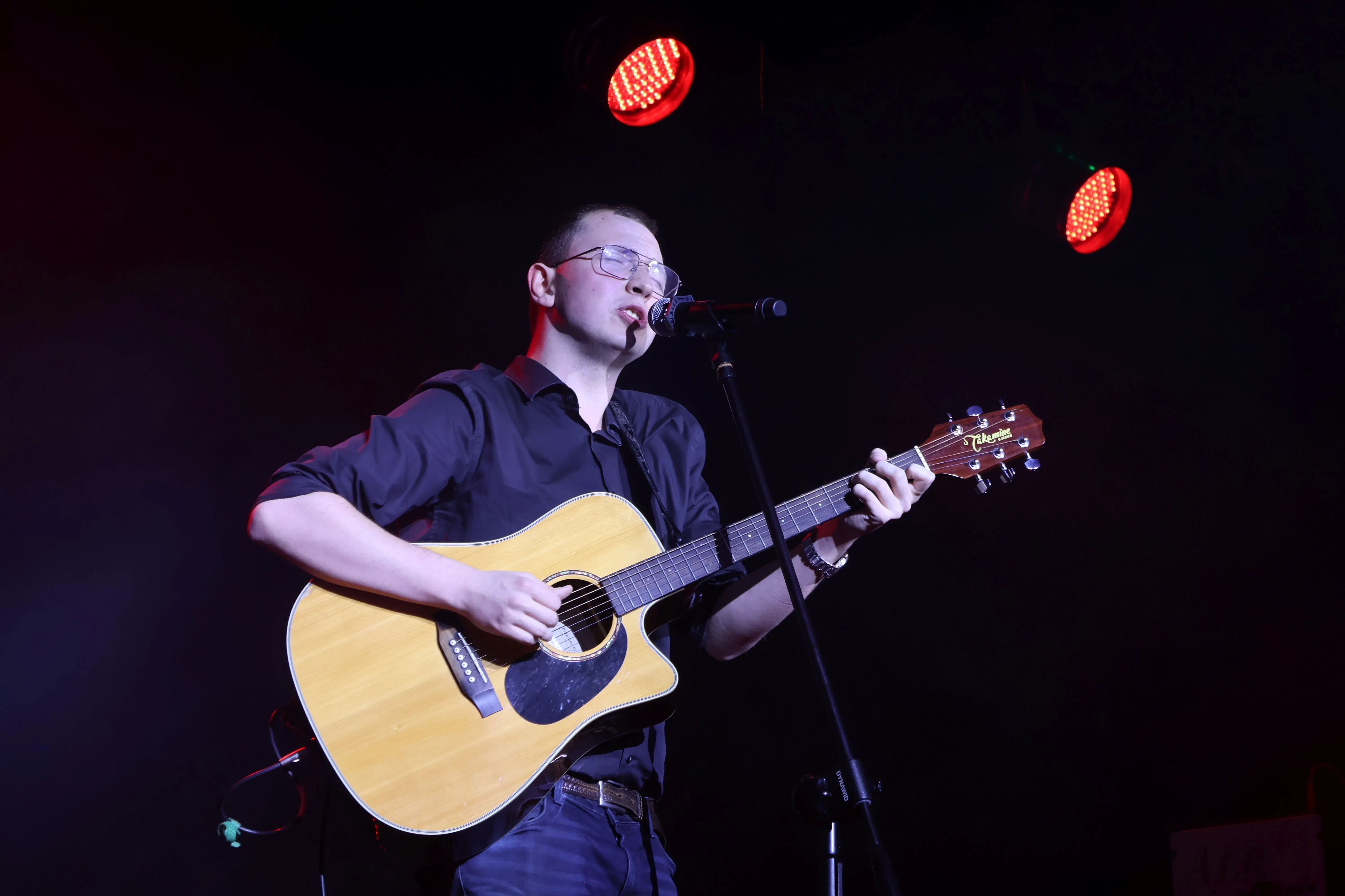 mężczyzna z gitarą