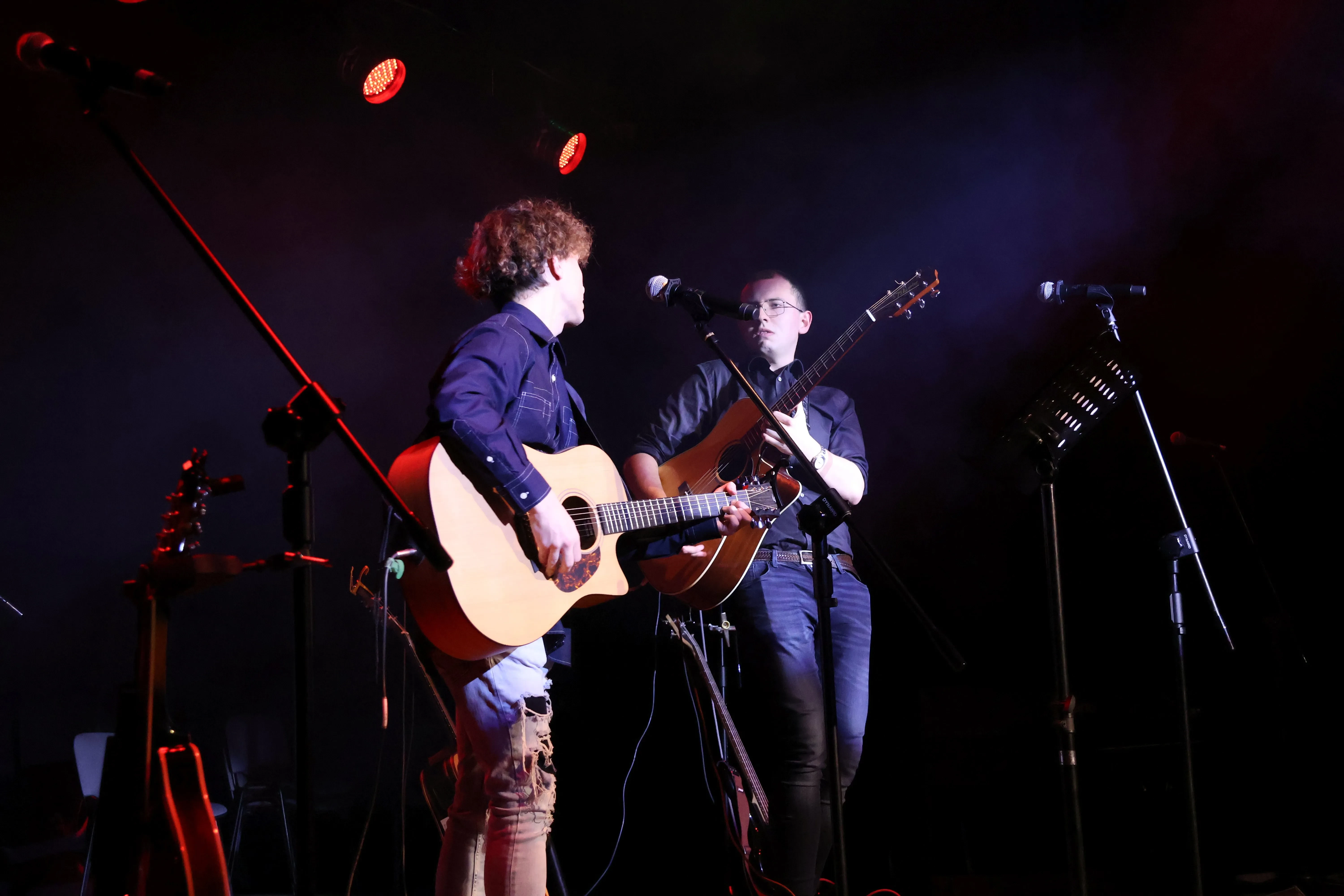 dwóch mężczyzn z gitarą
