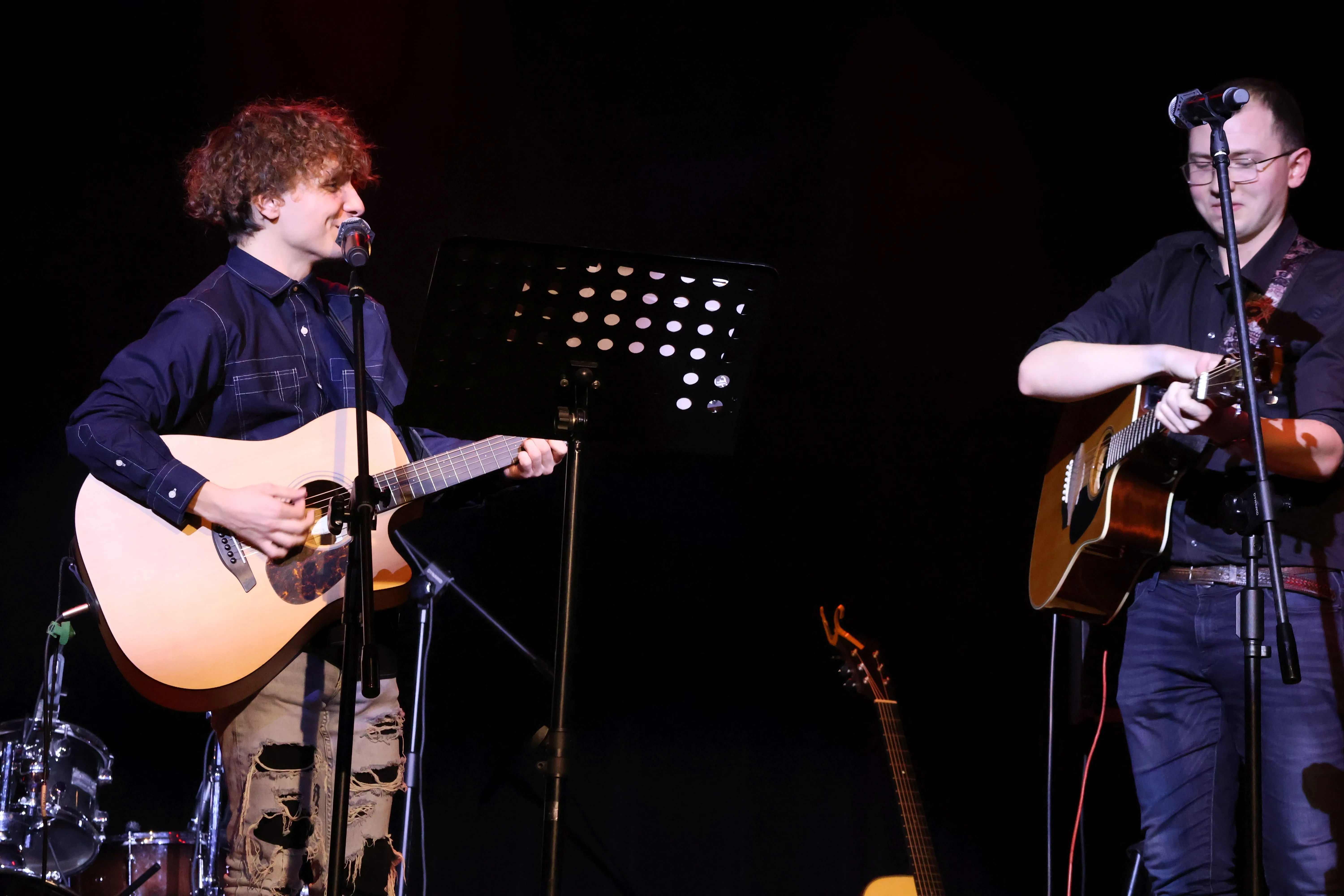 dwóch mężczyzn z gitarą