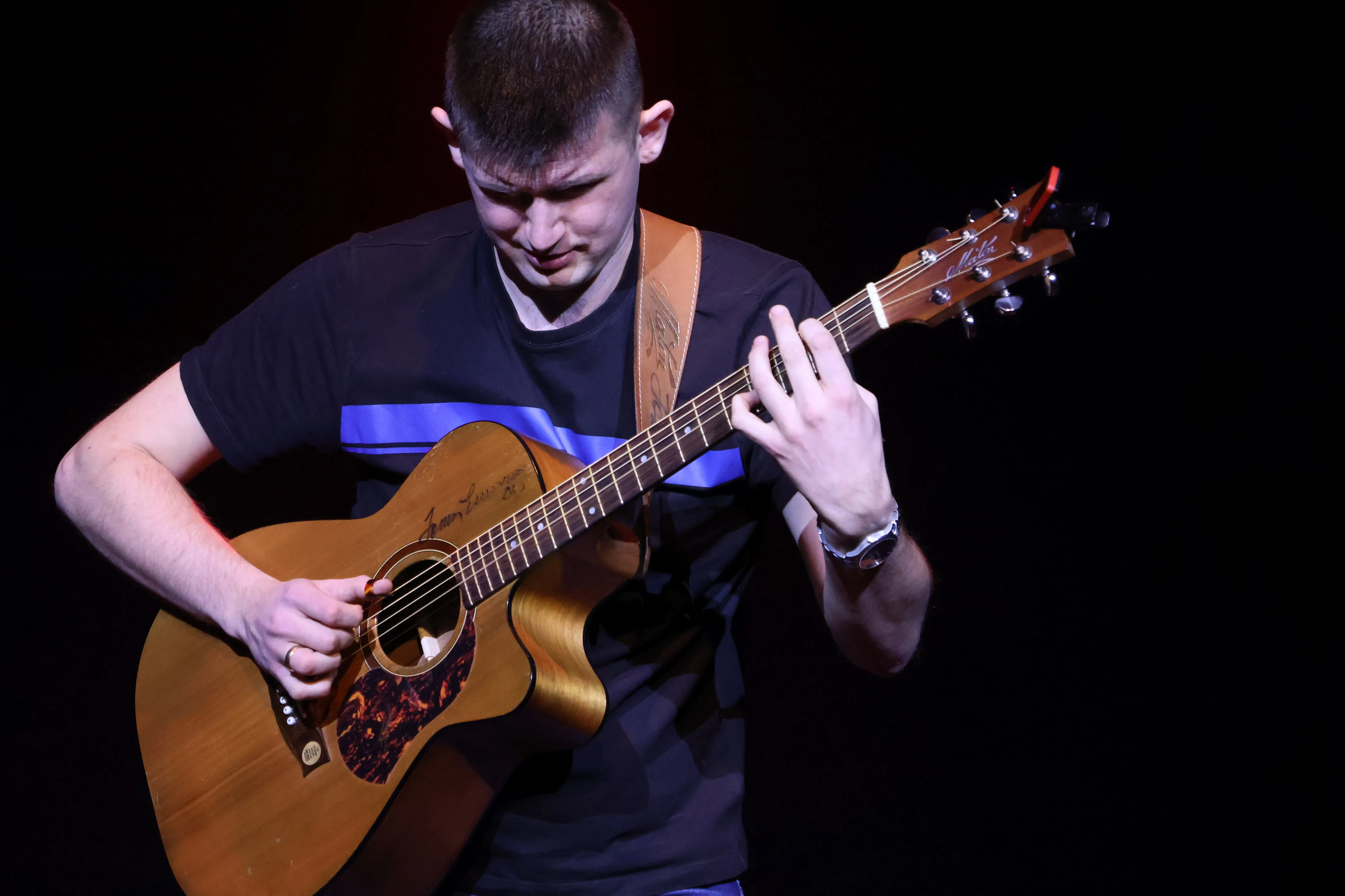 mężczyzna z gitarą