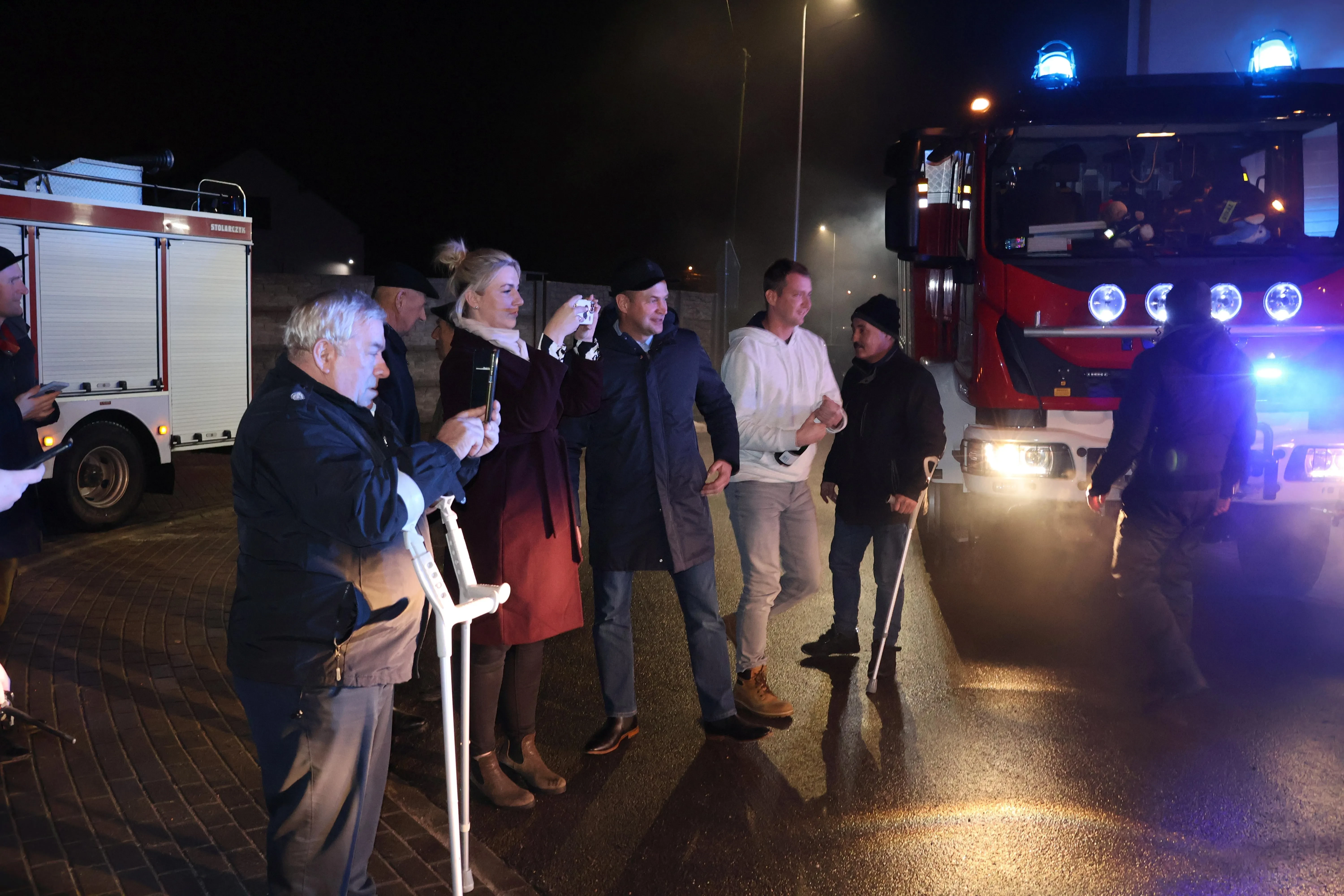 Ludzie oglądają wóz